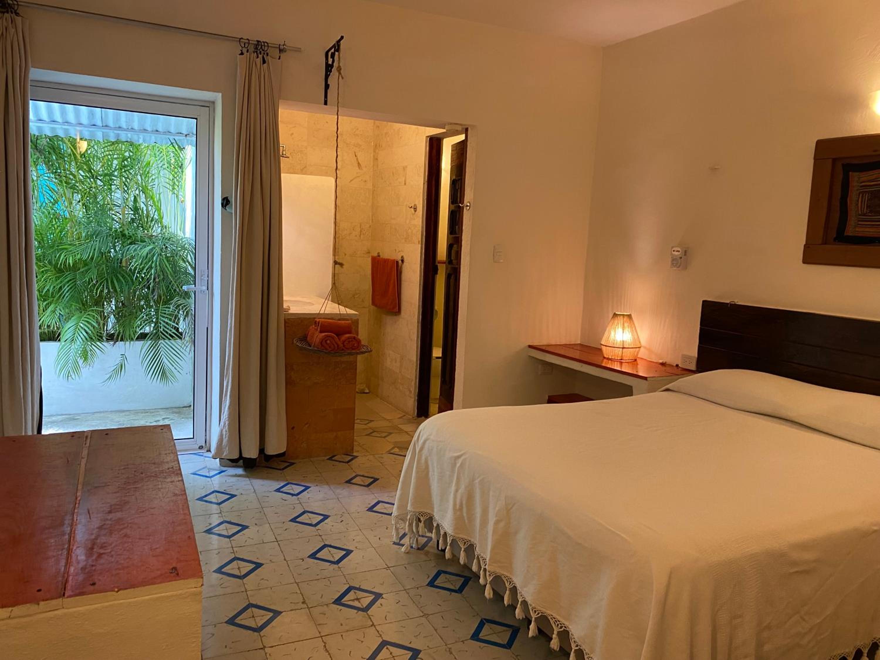 Queen Room with Patio View  photo 3