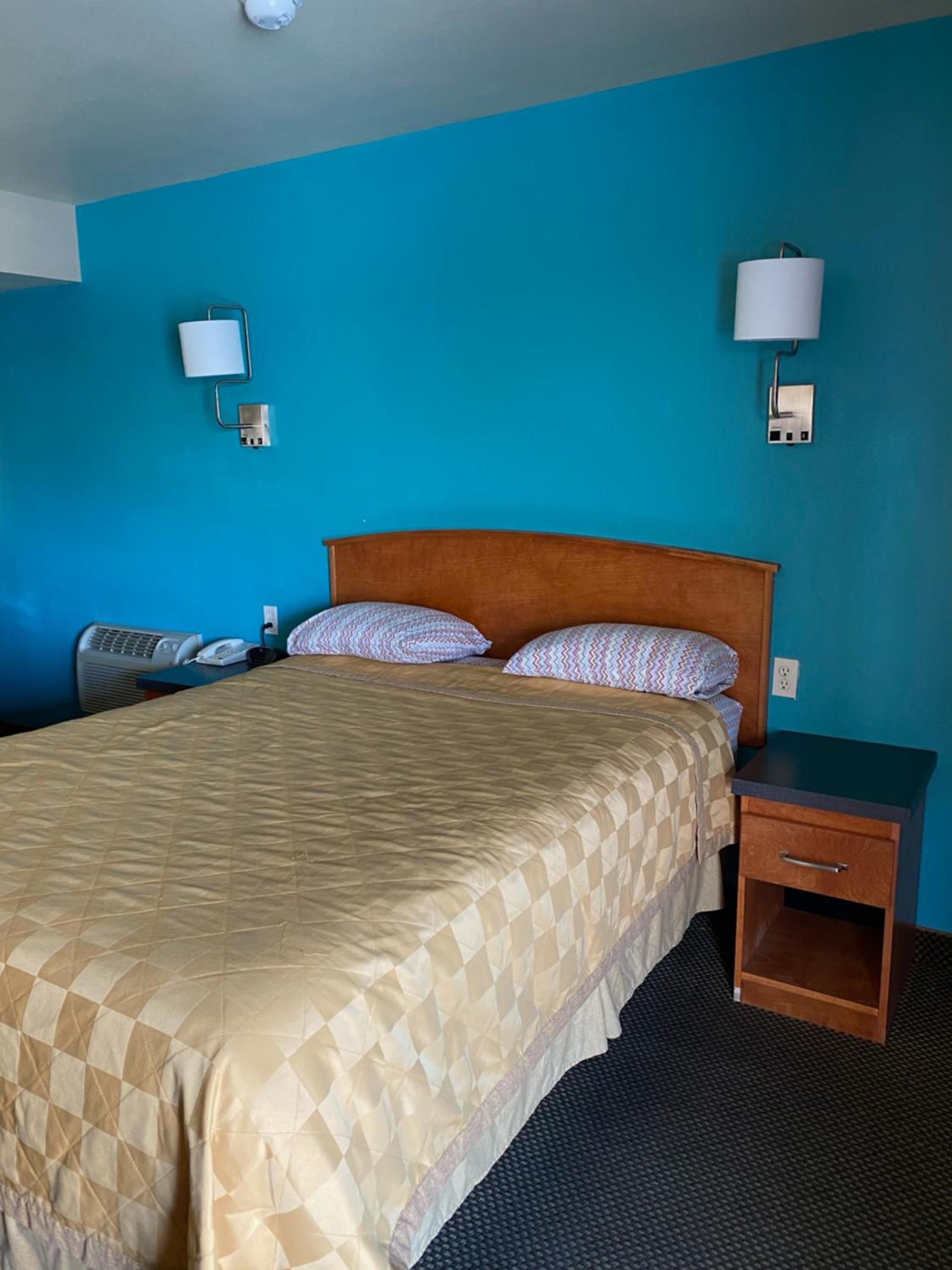 Queen Room photo 2