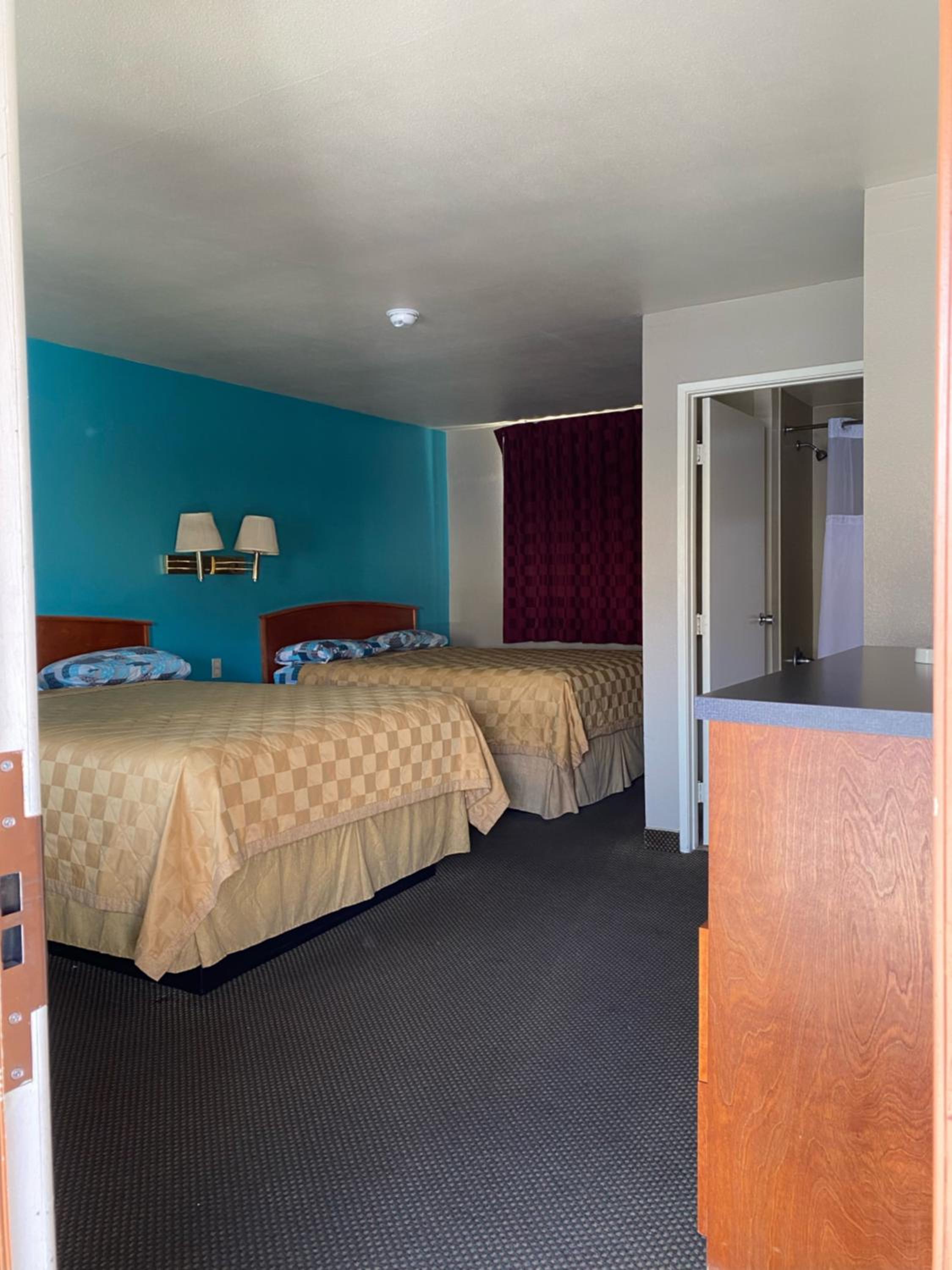 Queen Room with Two Queen Beds photo 3