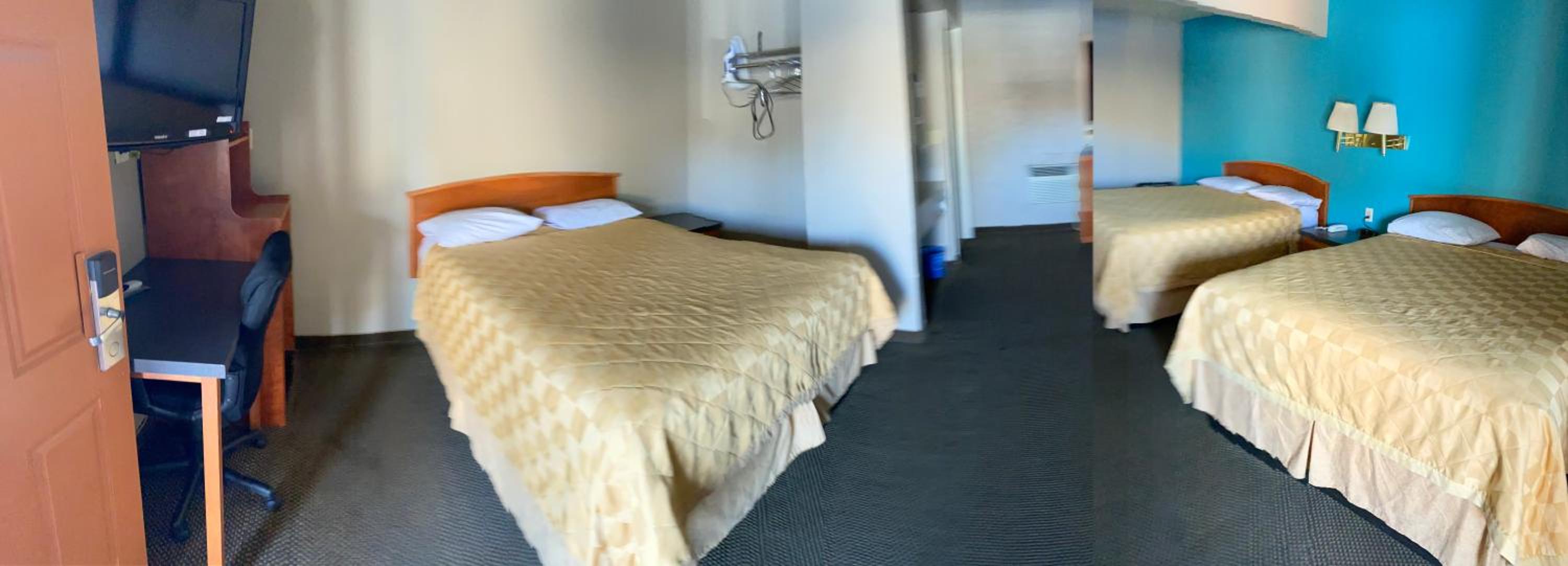 Queen Room with Three Queen Beds photo 3
