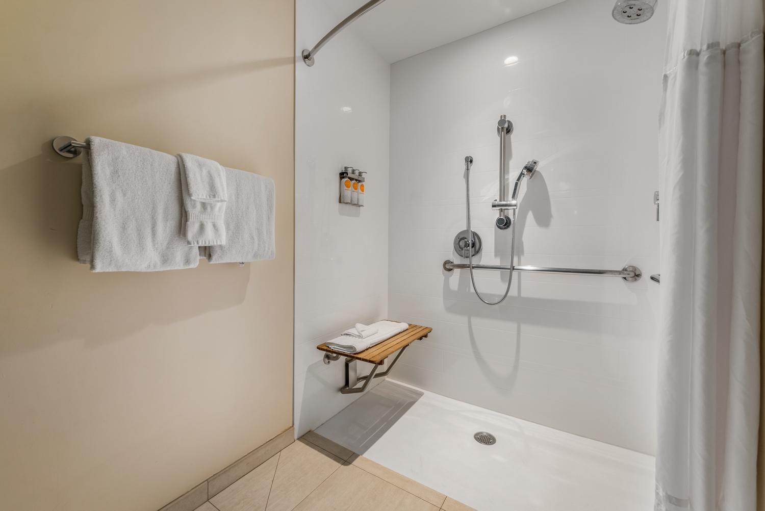 King Room with Roll In Shower - Disability Access/Non-Smoking - Photo 5