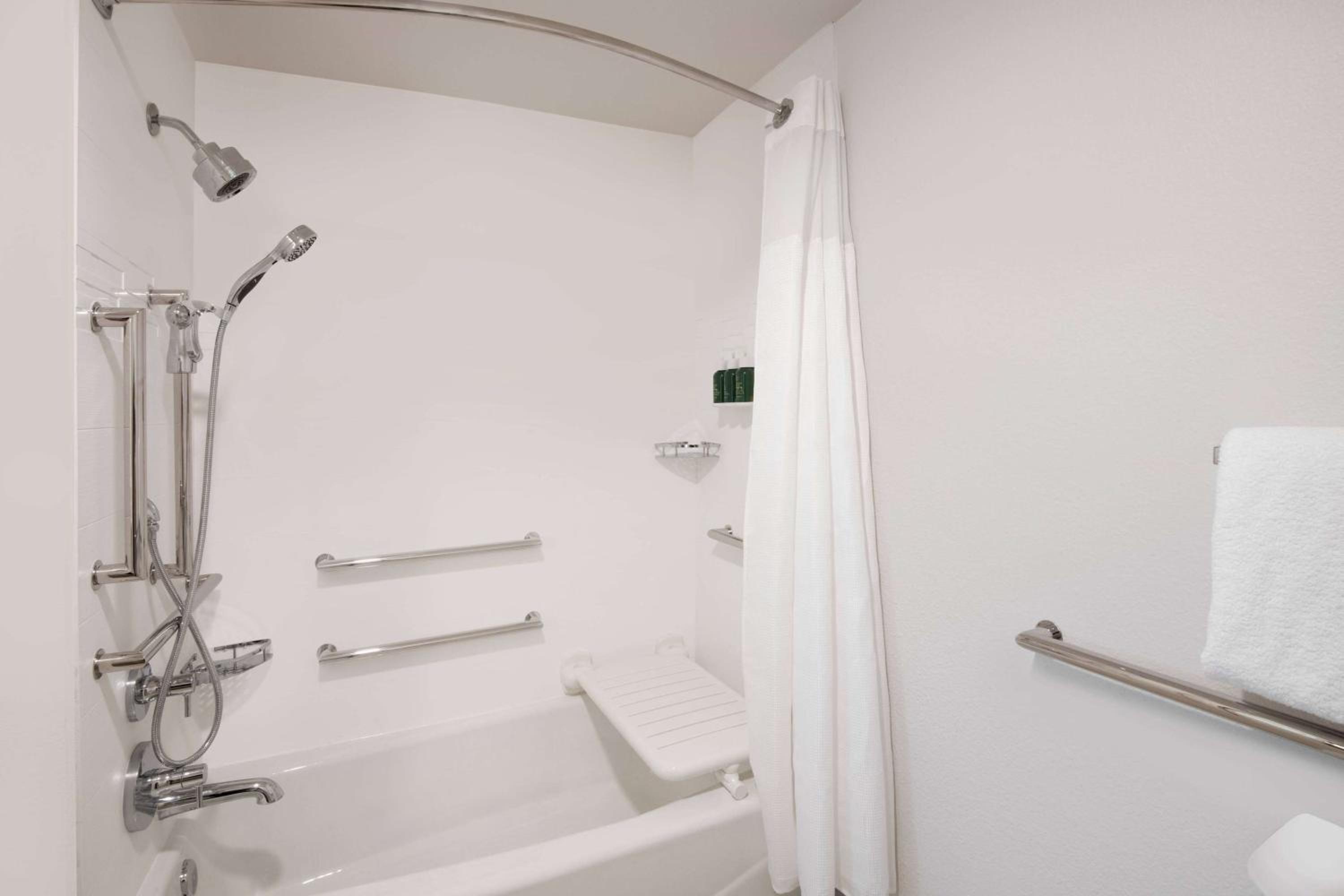 One Bedroom Suite King Tub - Mobility Accessible  - Photo 6