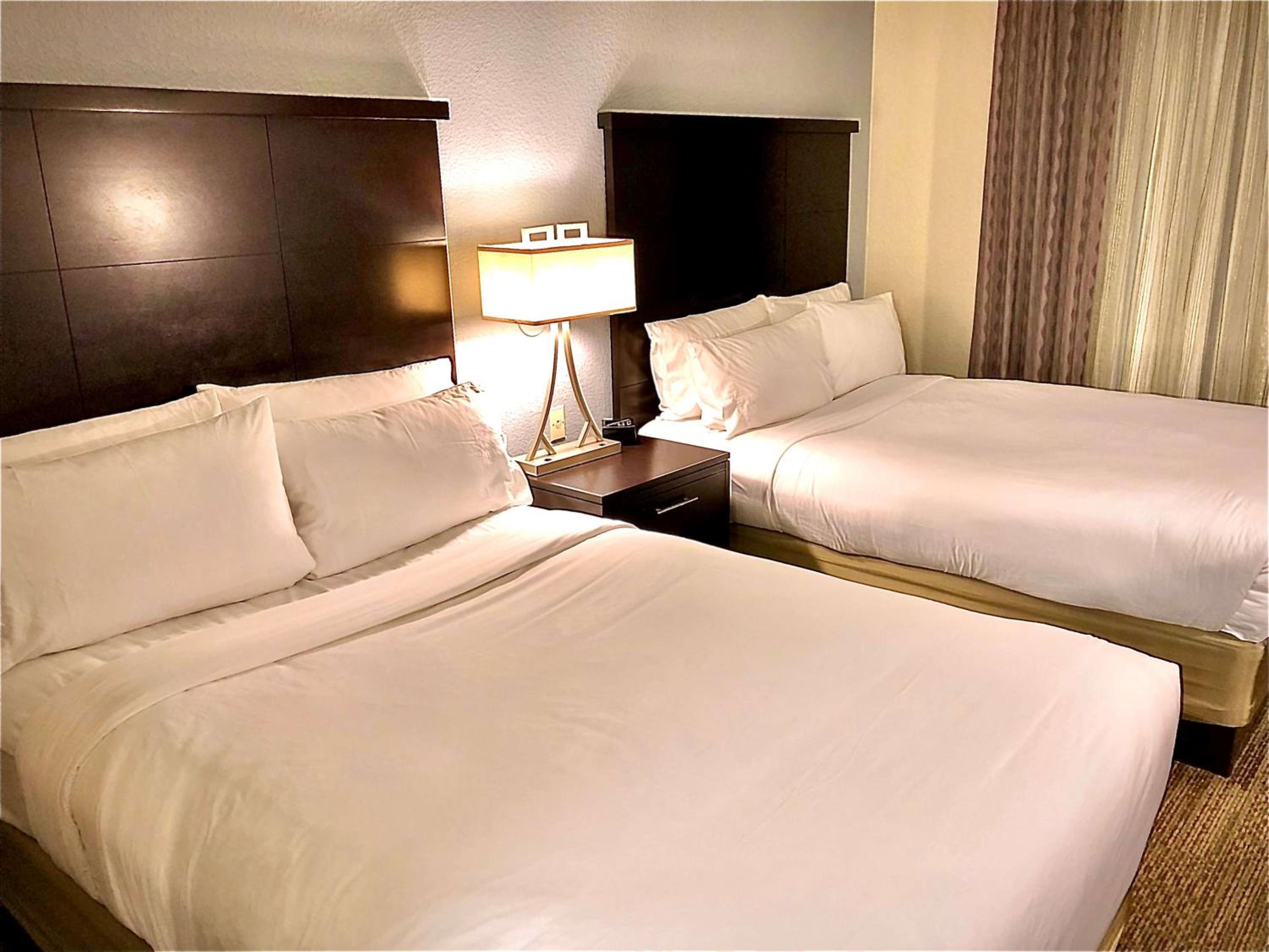 Two-Bedroom Suite with Queen and Two Double Beds photo 1