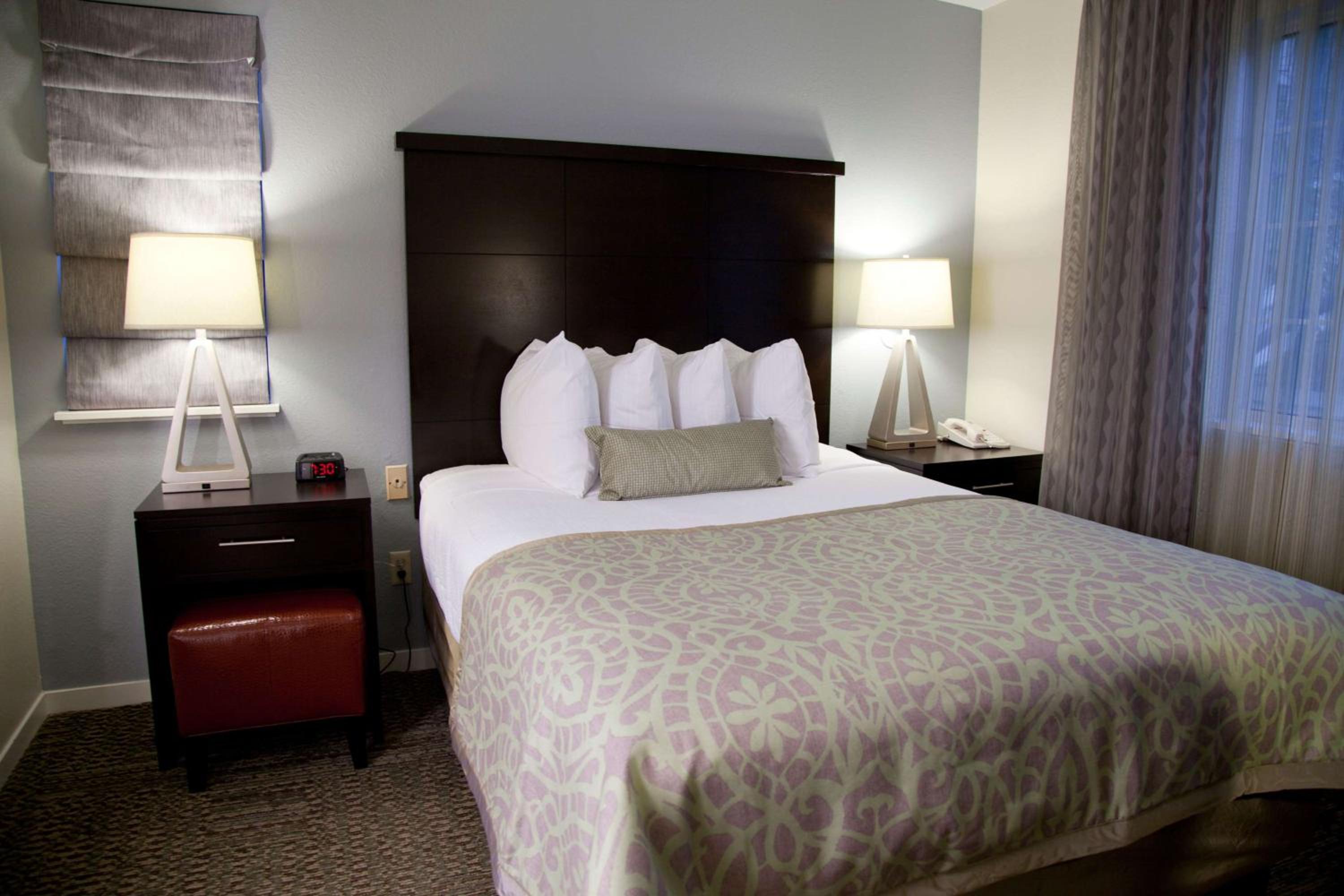 One-Bedroom Queen Suite with Bathtub - Mobility Accessible - Photo 1