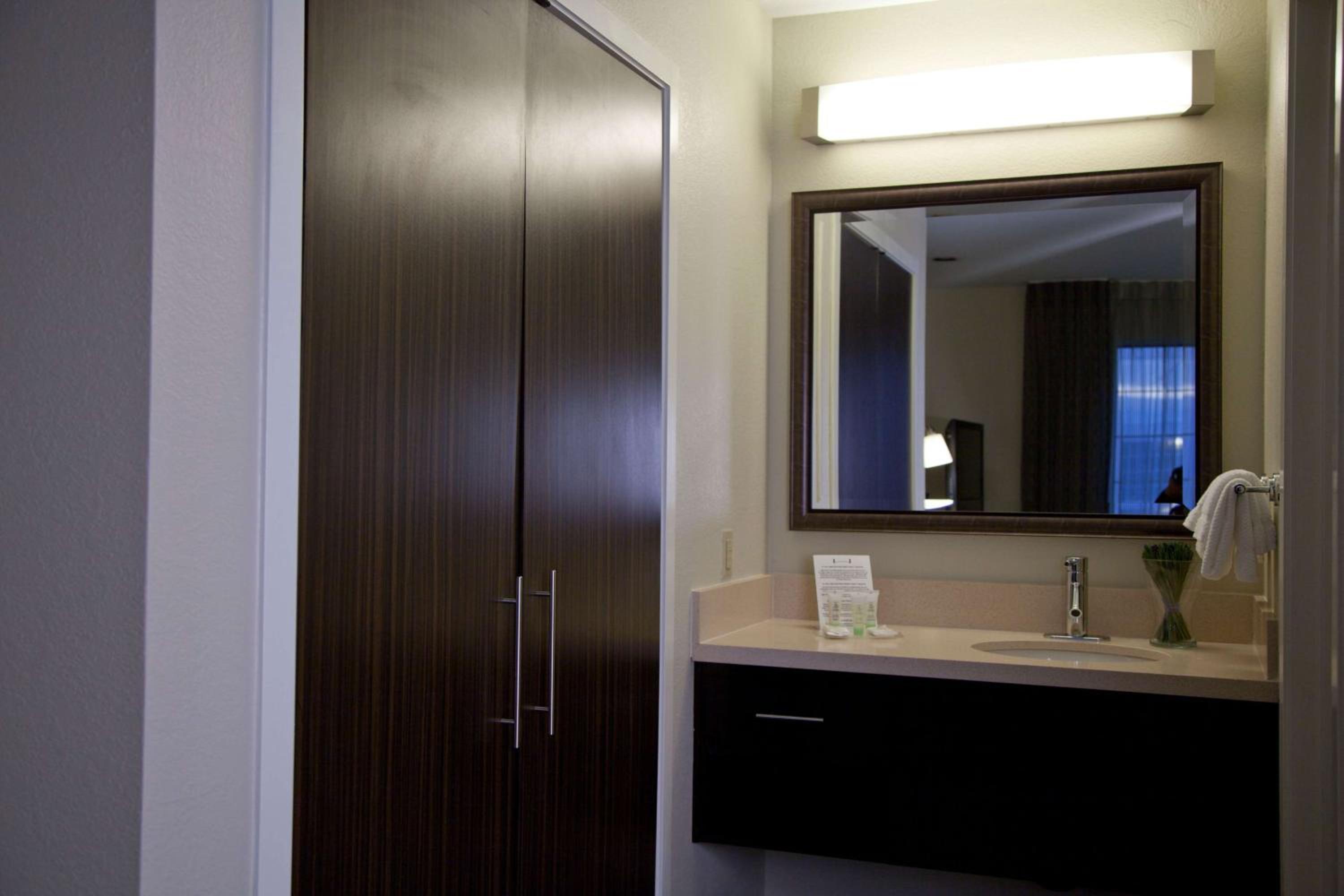 One-Bedroom Queen Suite with Bathtub - Mobility Accessible - Photo 4