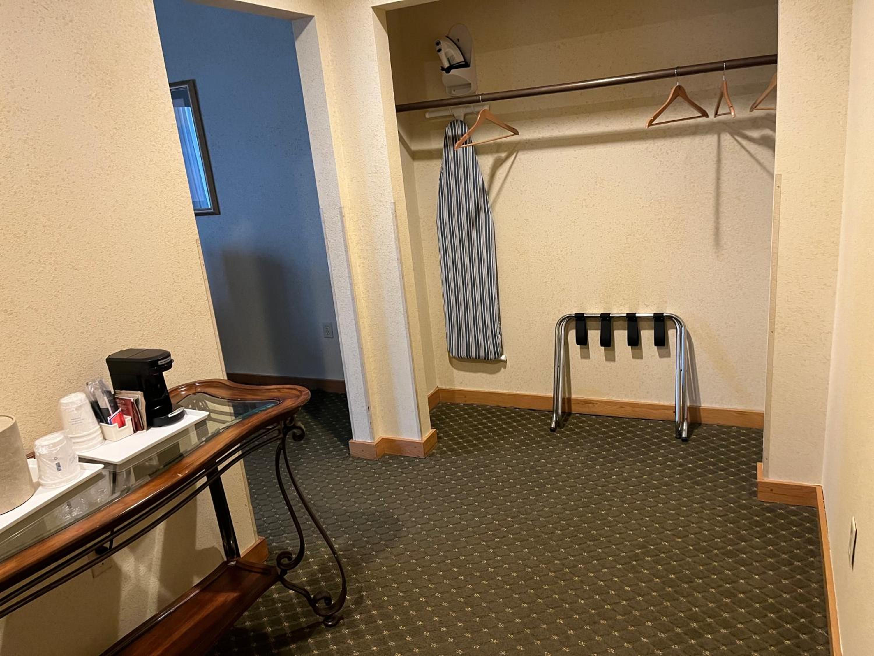 1 King Bed, 1 Bedroom Suite, South Tower, Non-Smoking