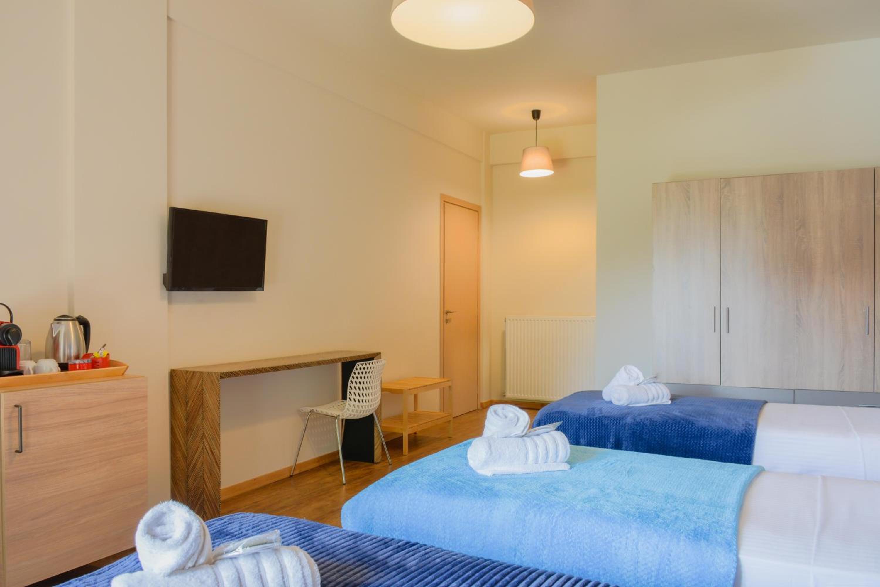 Superior Triple Room with Pool View - Photo 3