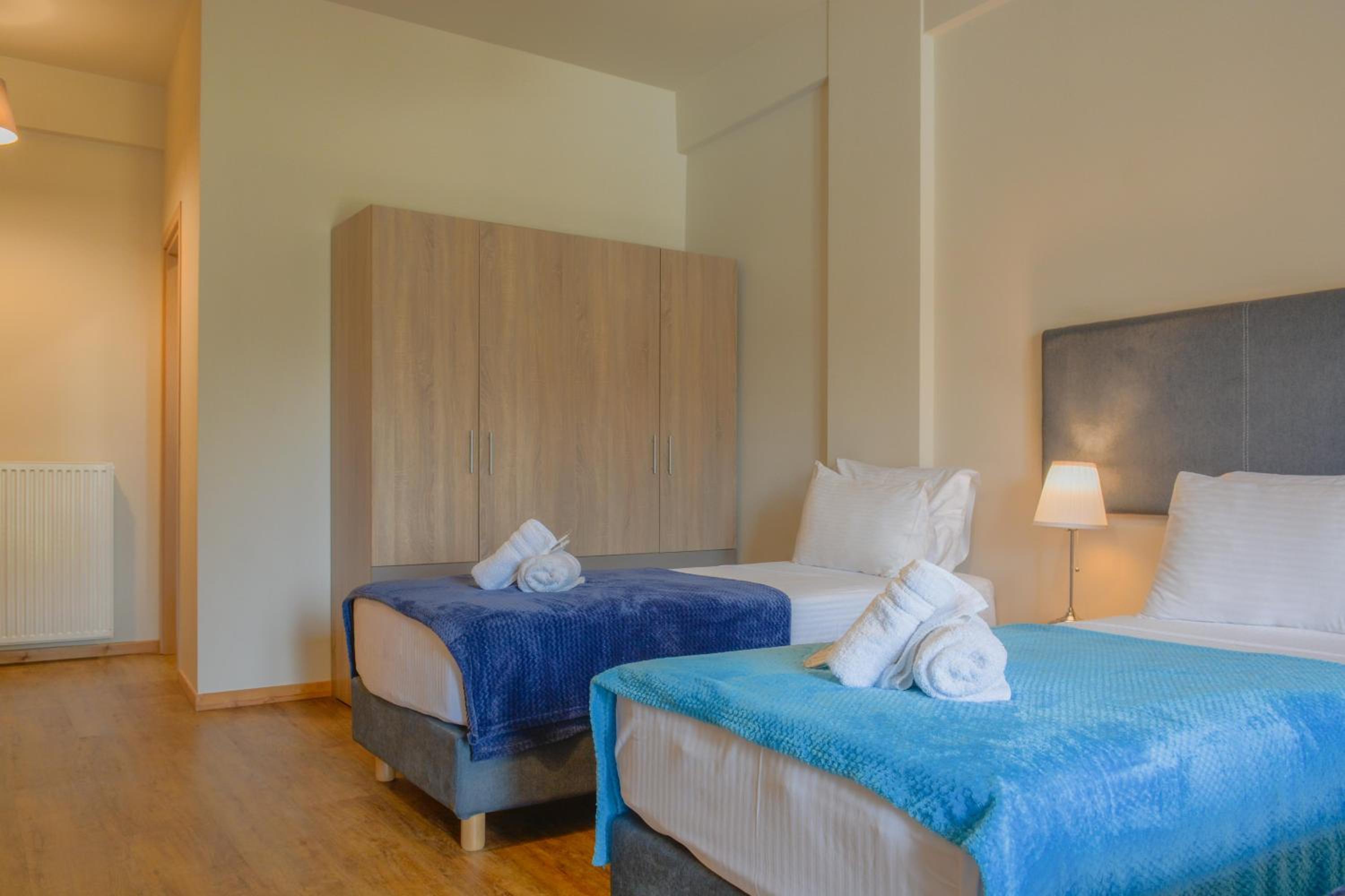Superior Triple Room with Pool View - Photo 5