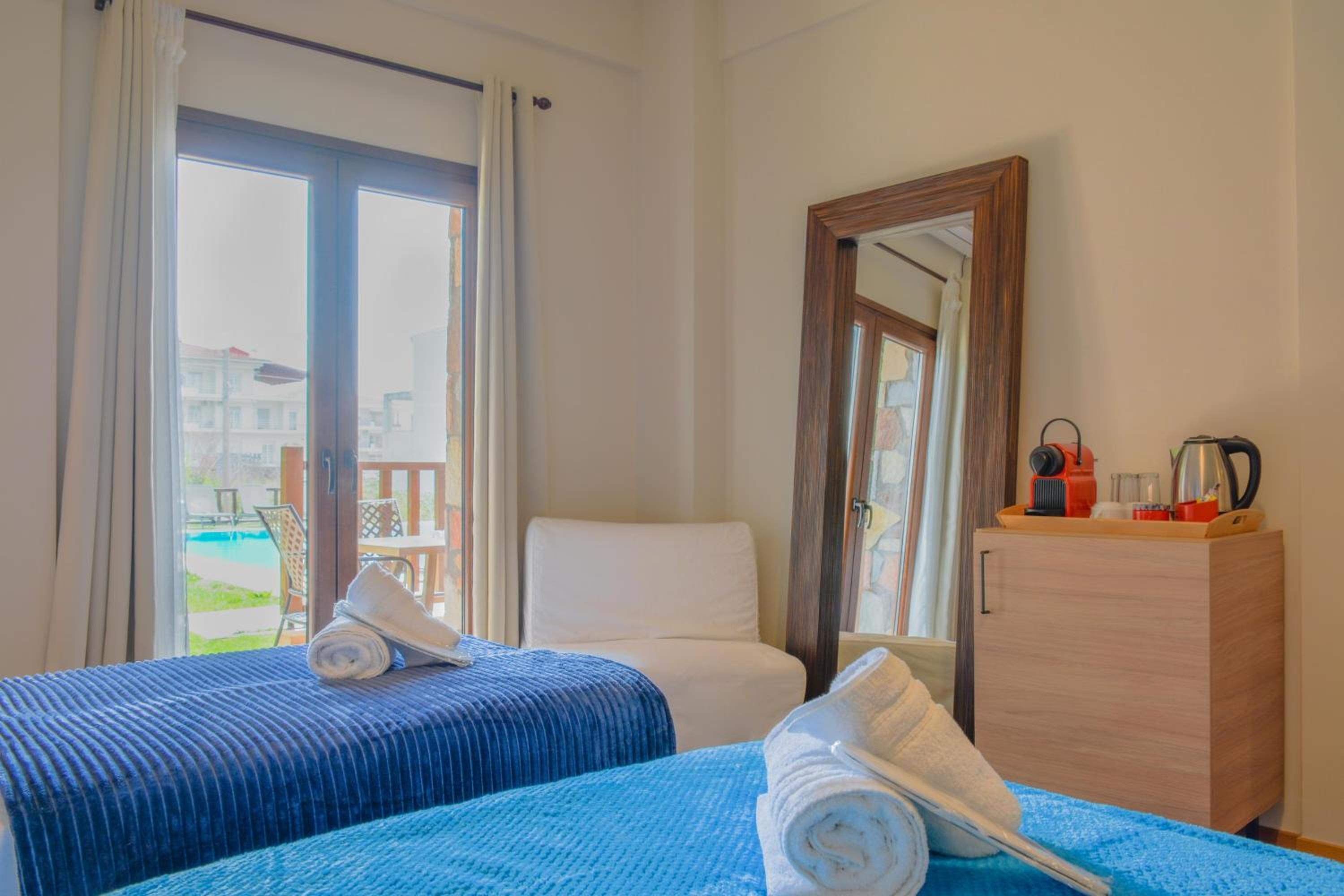 Superior Triple Room with Pool View - Photo 6