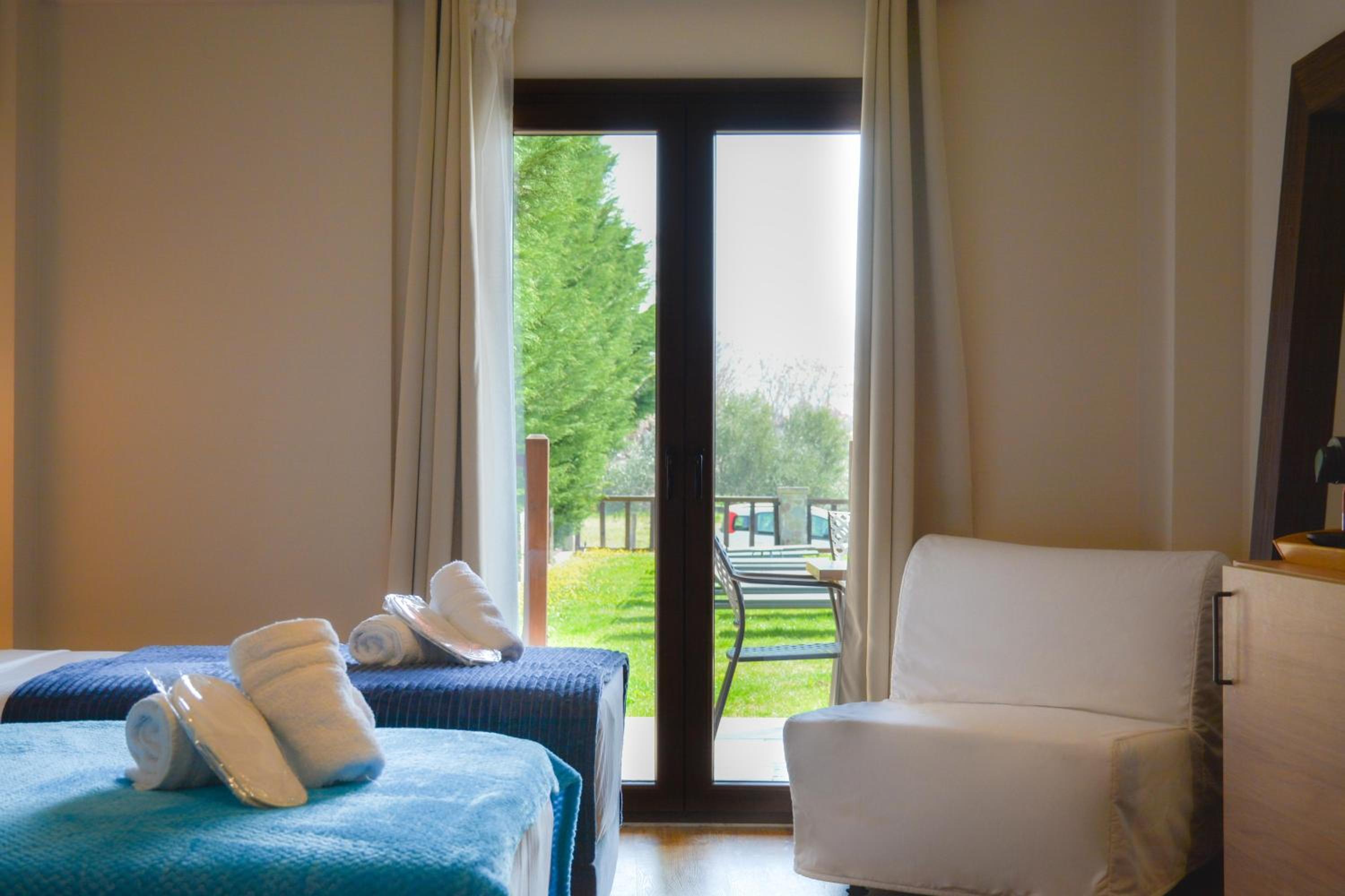 Superior Triple Room with Pool View - Photo 7