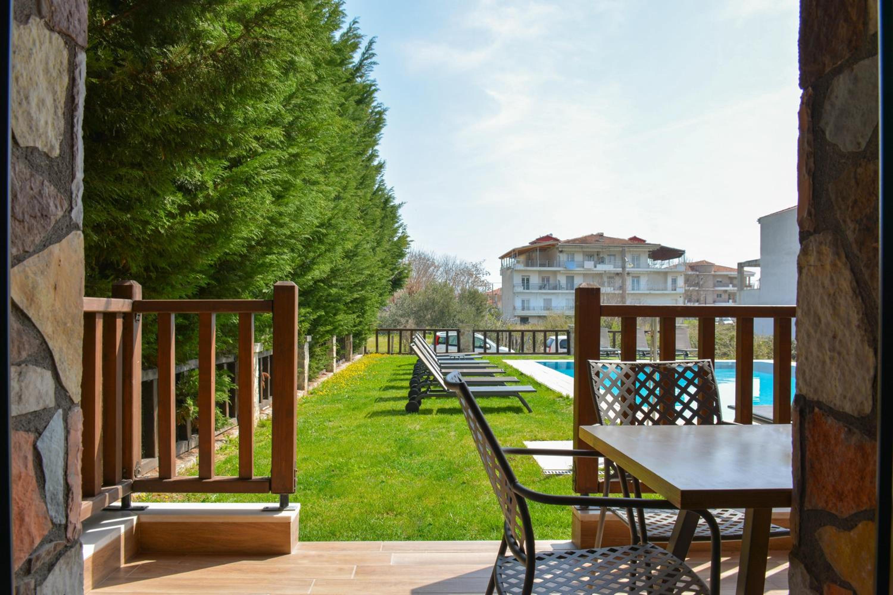 Superior Triple Room with Pool View - Photo 2