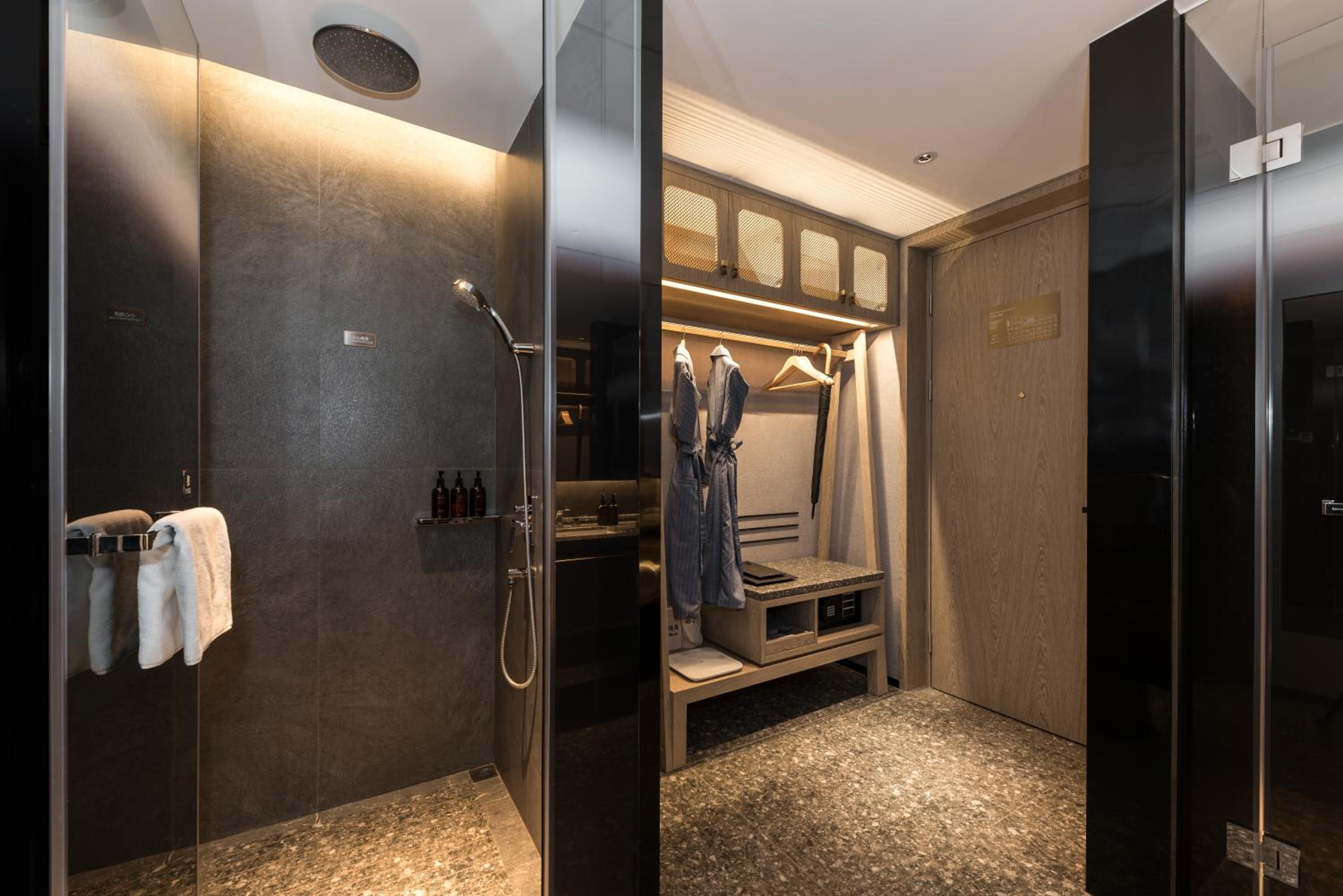 Deluxe King Room photo 3