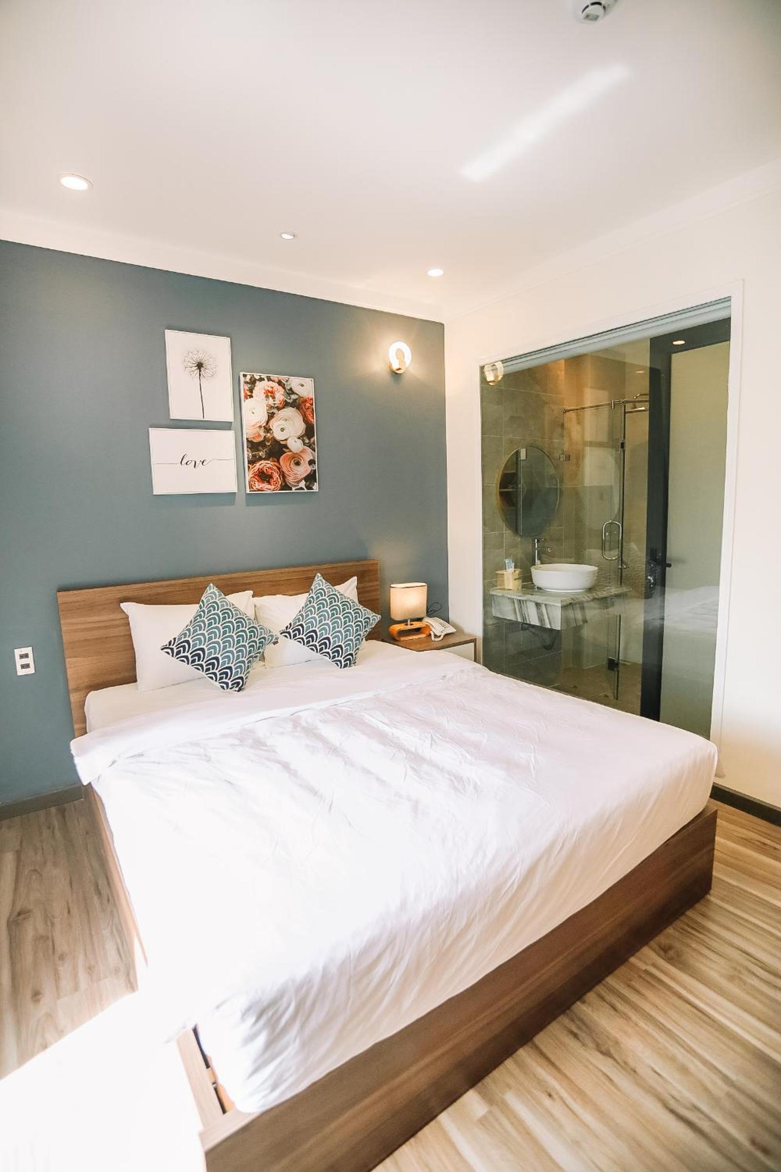 Deluxe Double Room with Balcony - Photo 2