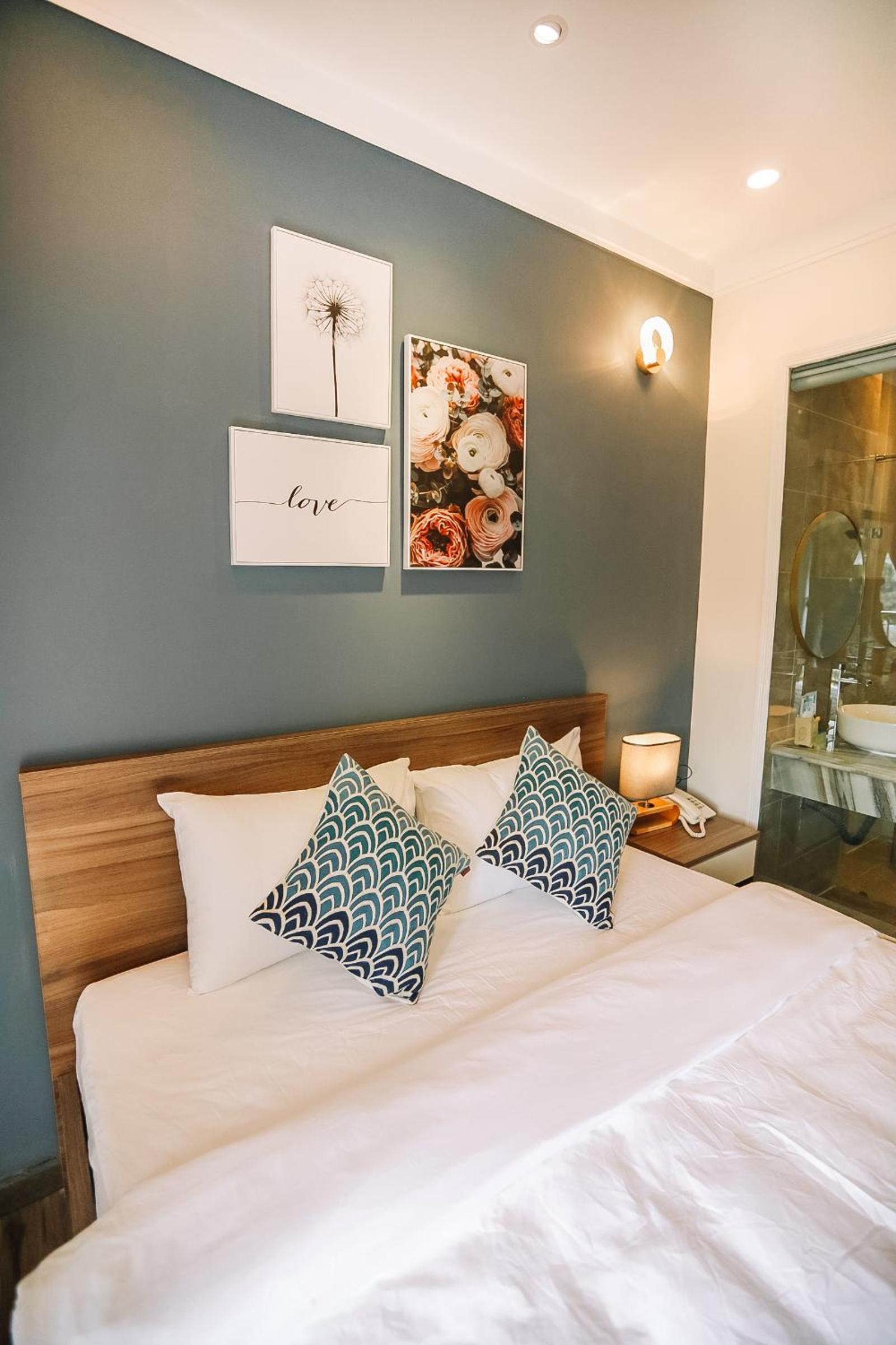 Deluxe Double Room with Balcony - Photo 21