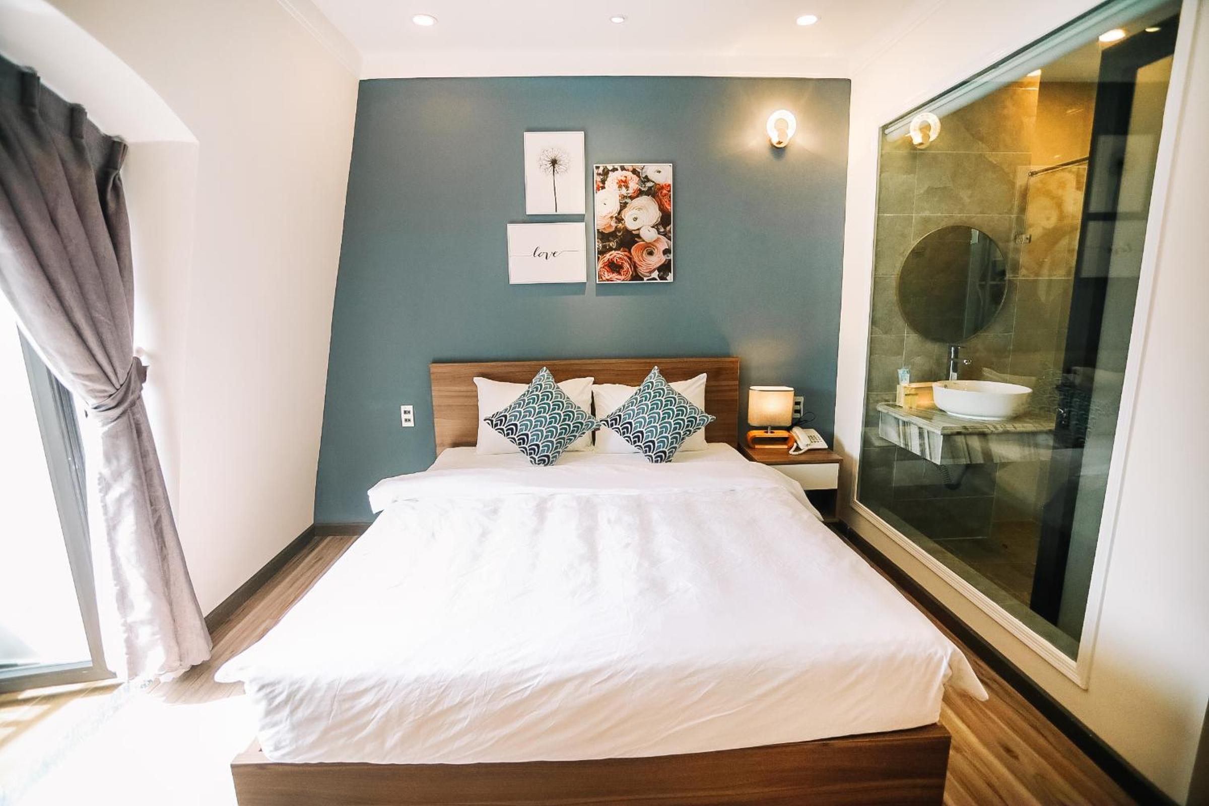 Deluxe Double Room with Balcony - Photo 20