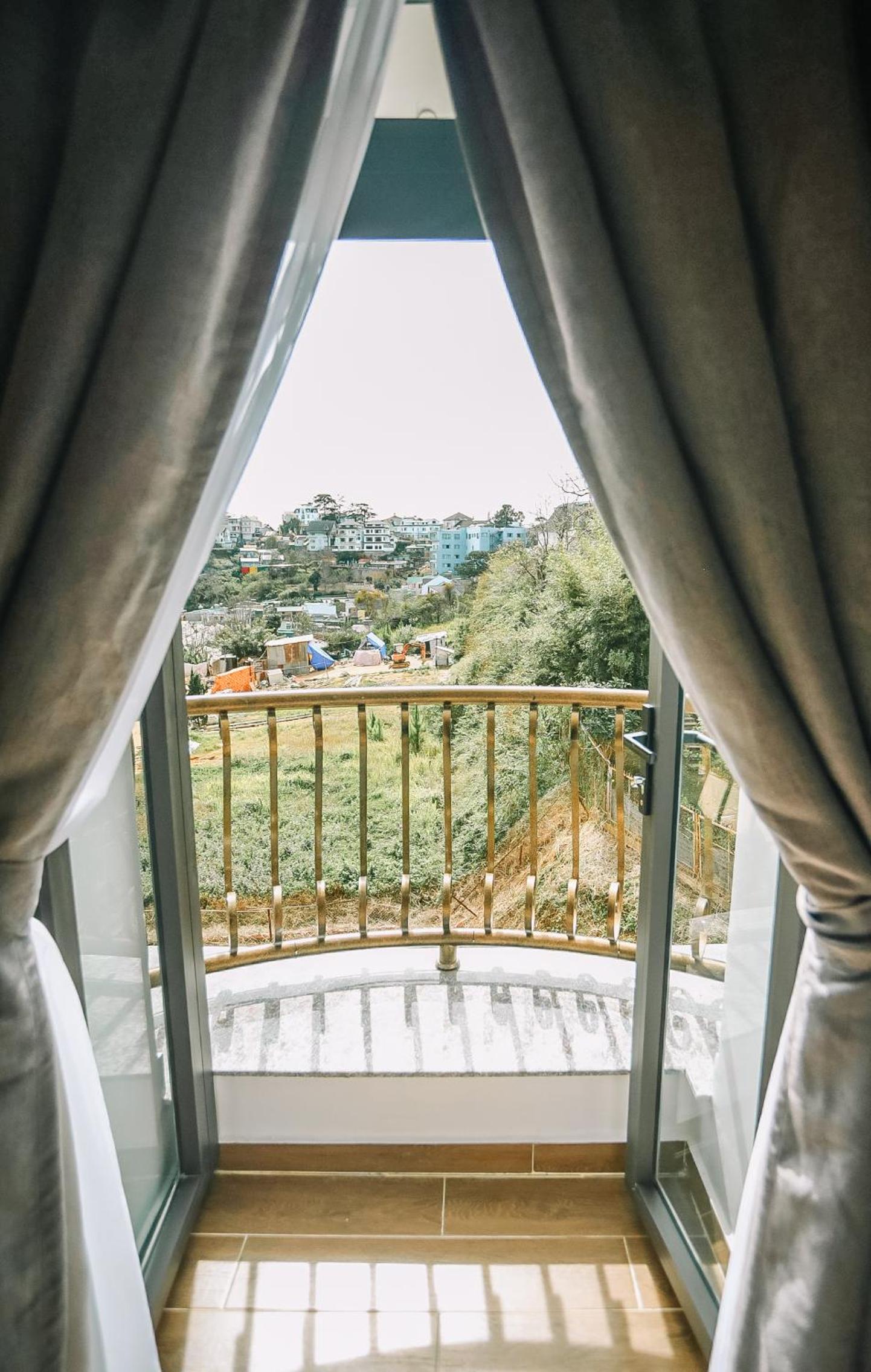 Deluxe Double Room with Balcony - Photo 19