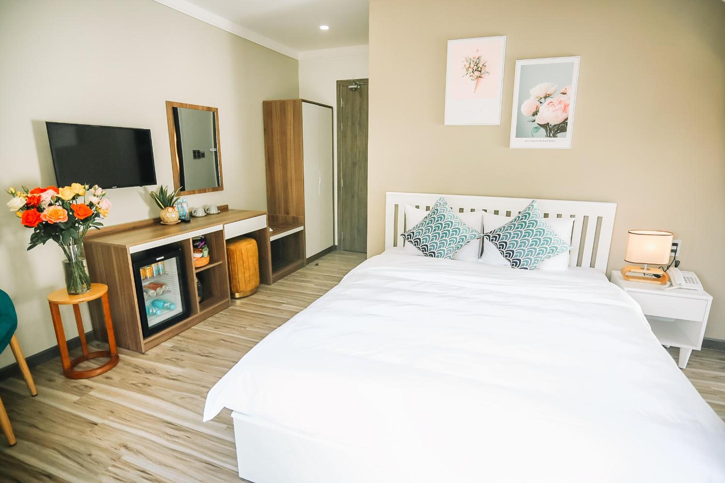 Deluxe Double Room with Balcony - Photo 7