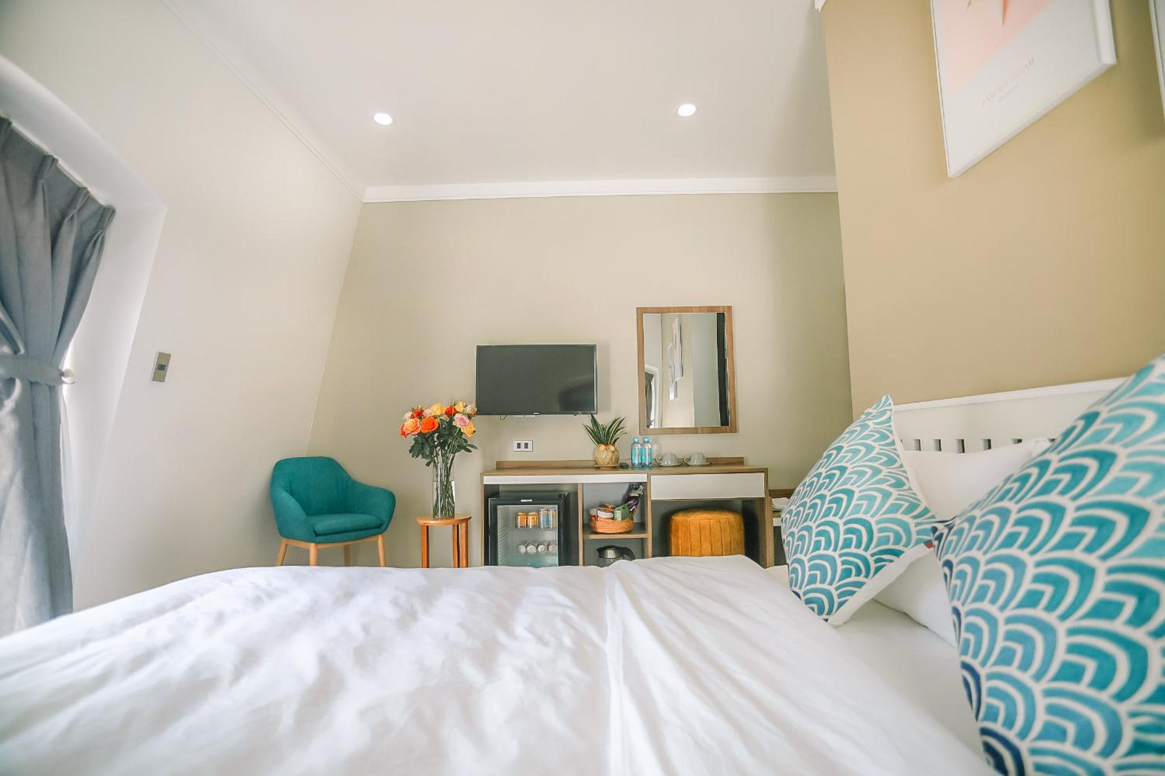 Deluxe Double Room with Balcony - Photo 6