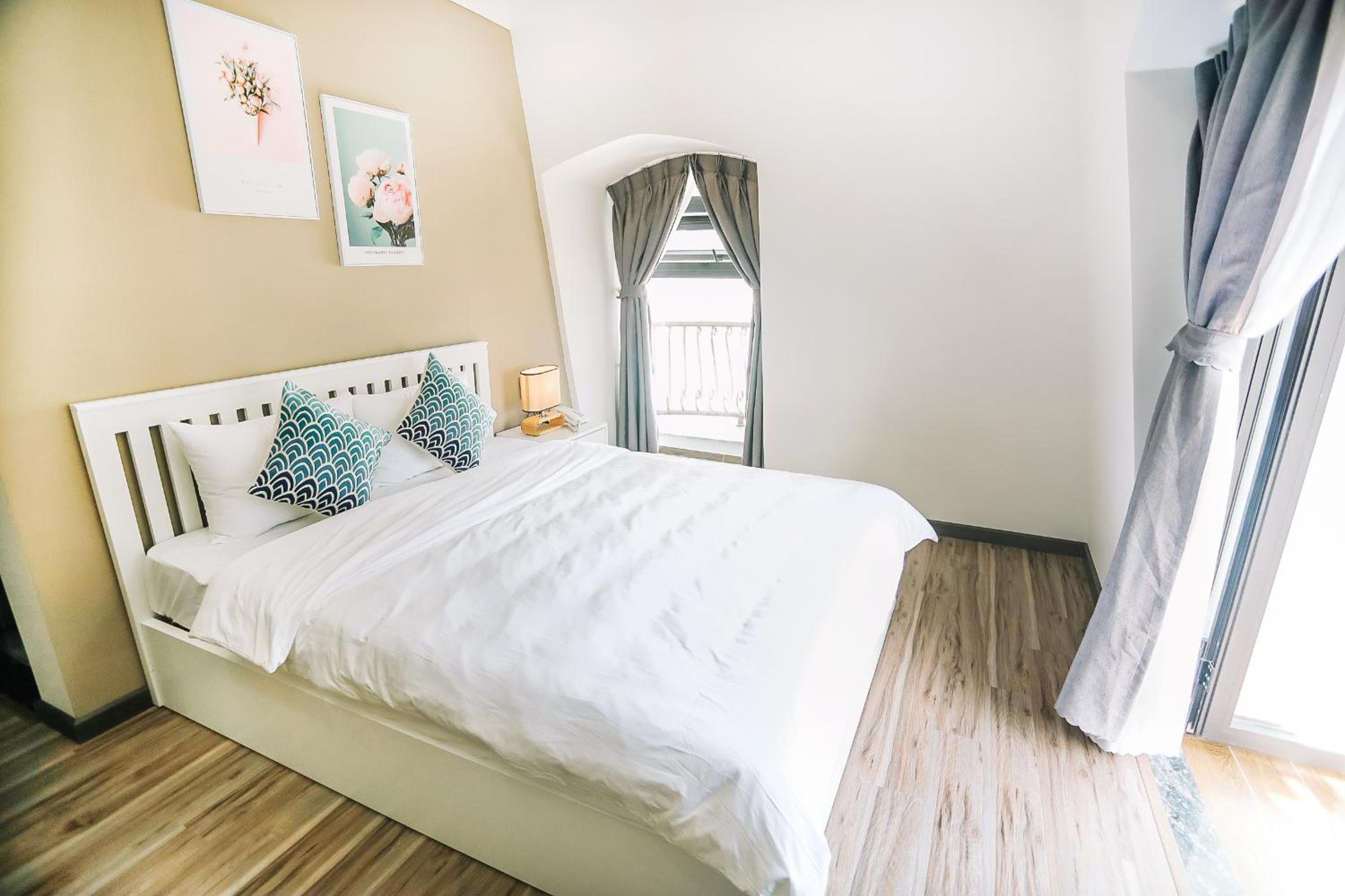 Deluxe Double Room with Balcony - Photo 5