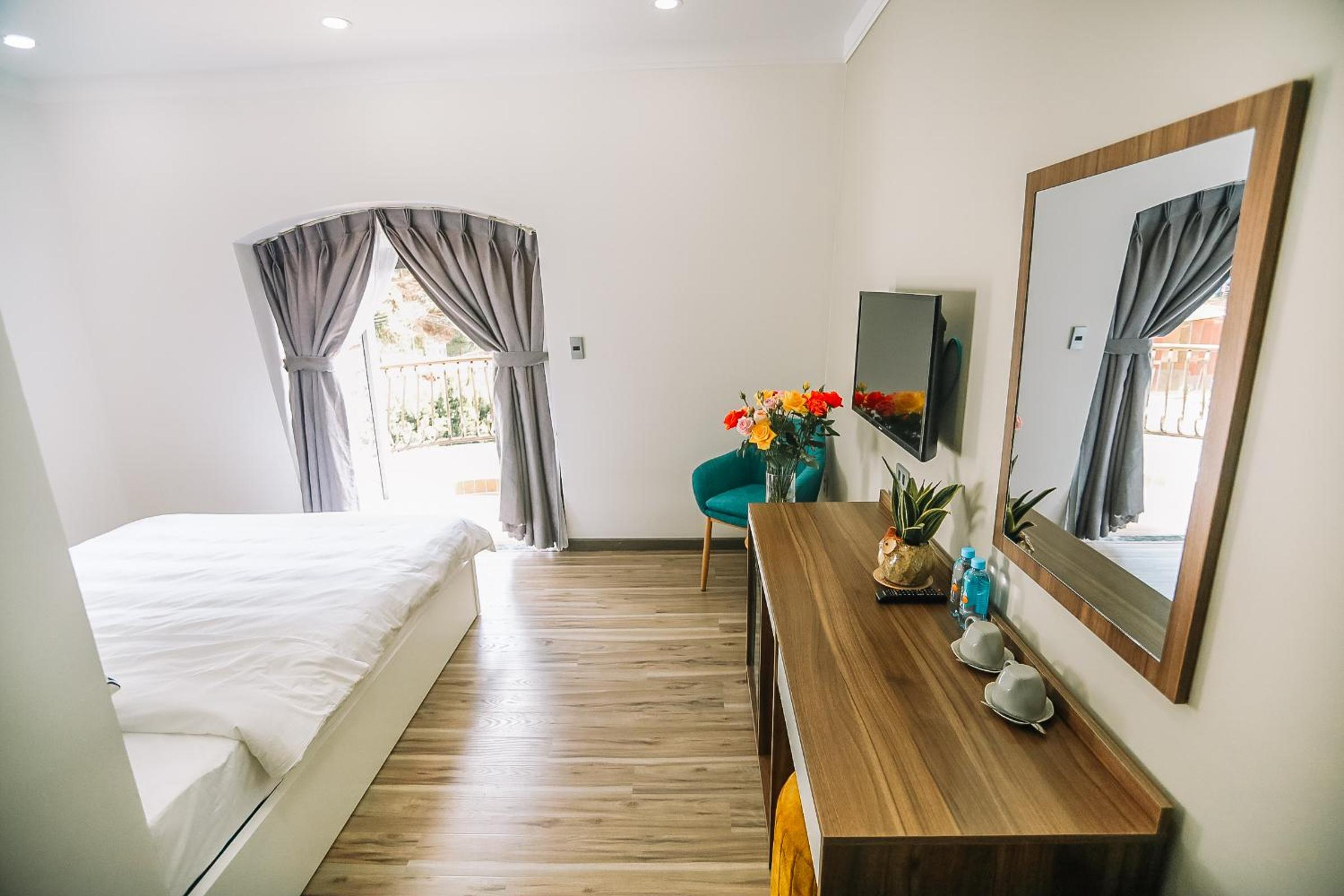 Deluxe Double Room with Balcony - Photo 3