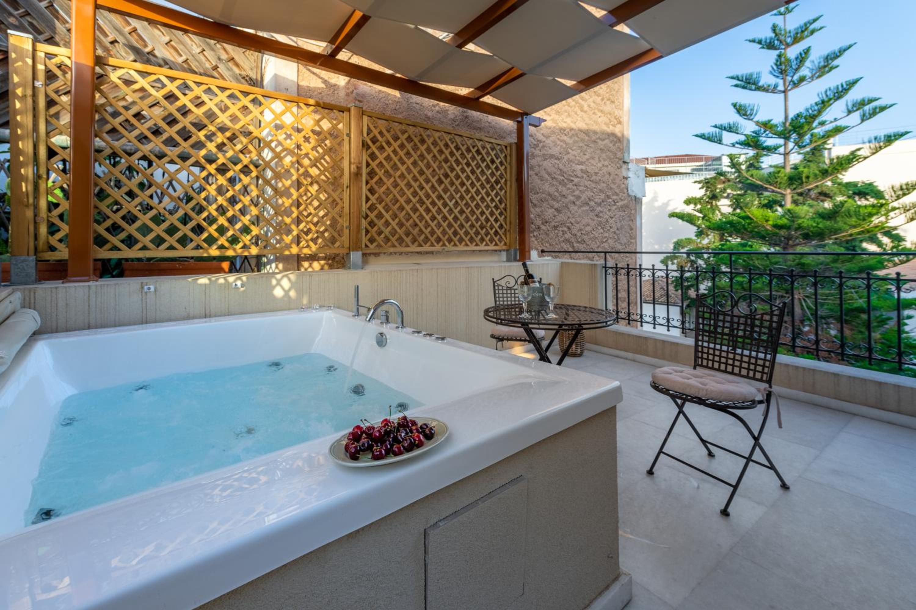 Queen Suite with Spa Bath photo 2