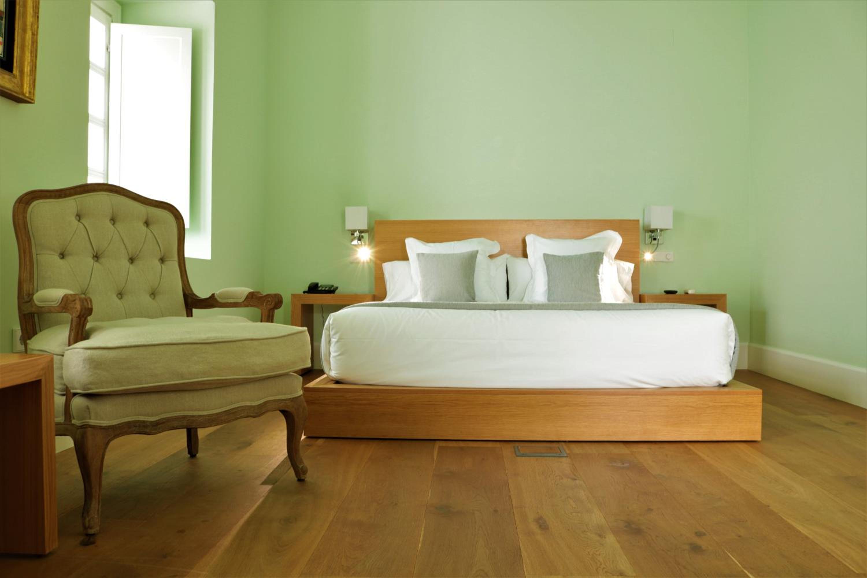 Deluxe Suite with Spa Bath - Photo 8
