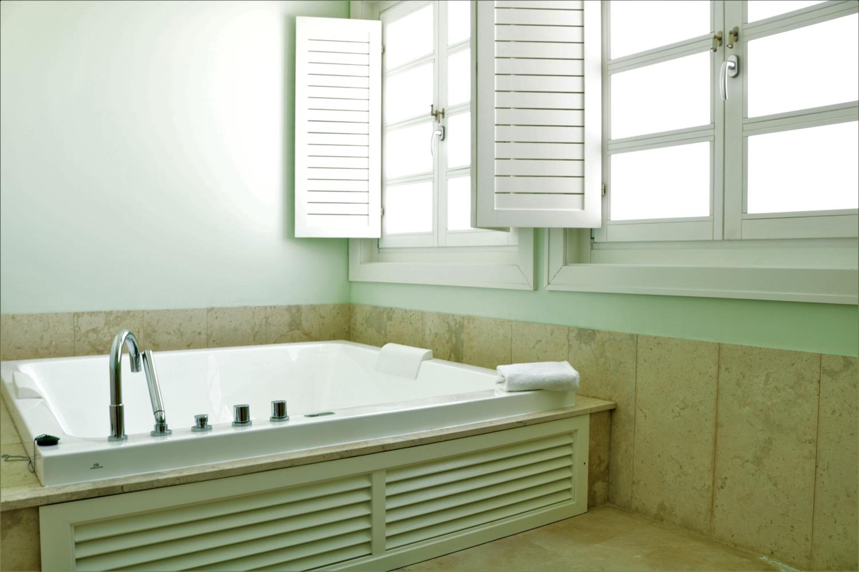Deluxe Suite with Spa Bath - Photo 13