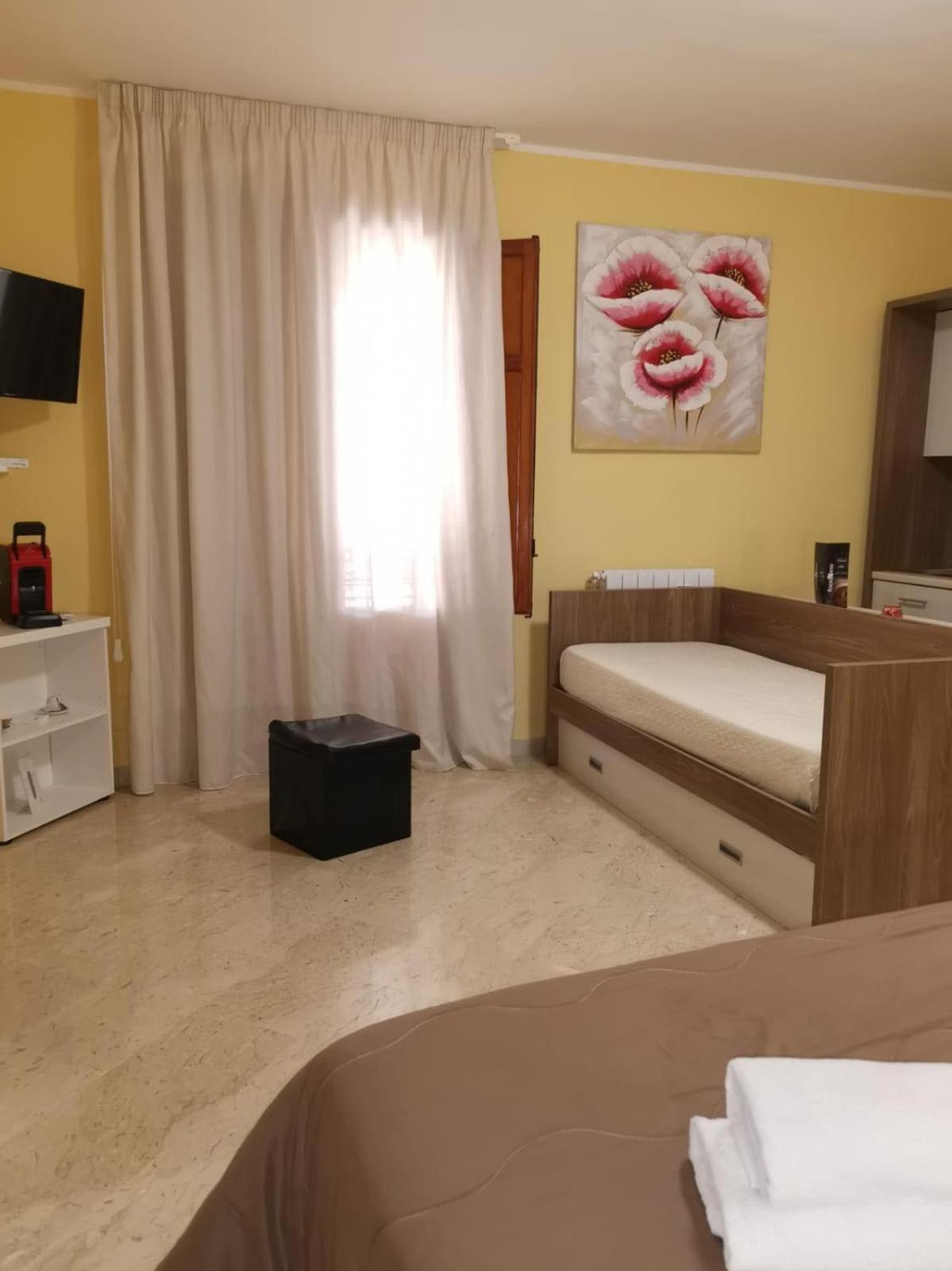 Deluxe Room - Photo 5