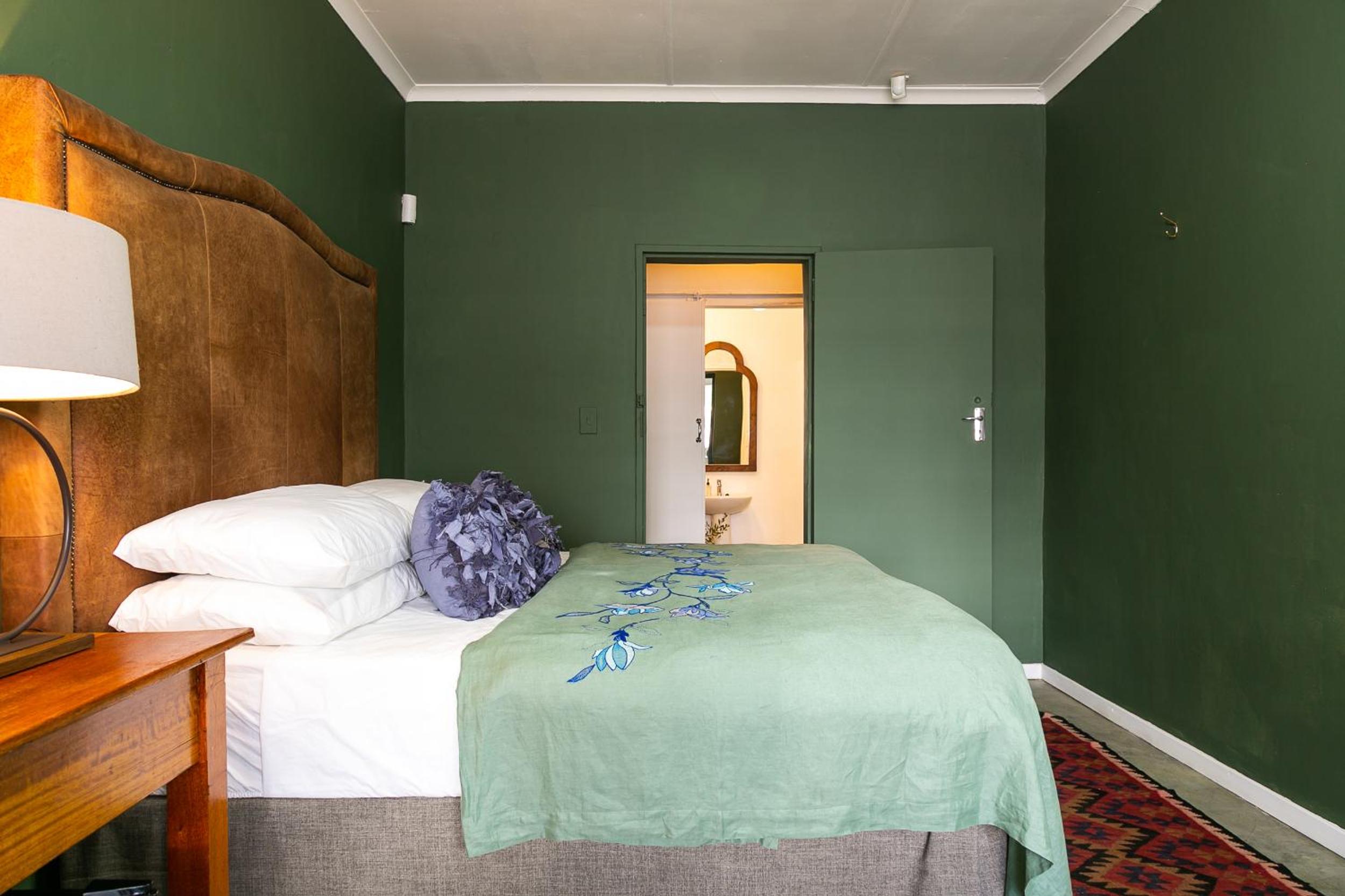 Standard King Room - Photo 7