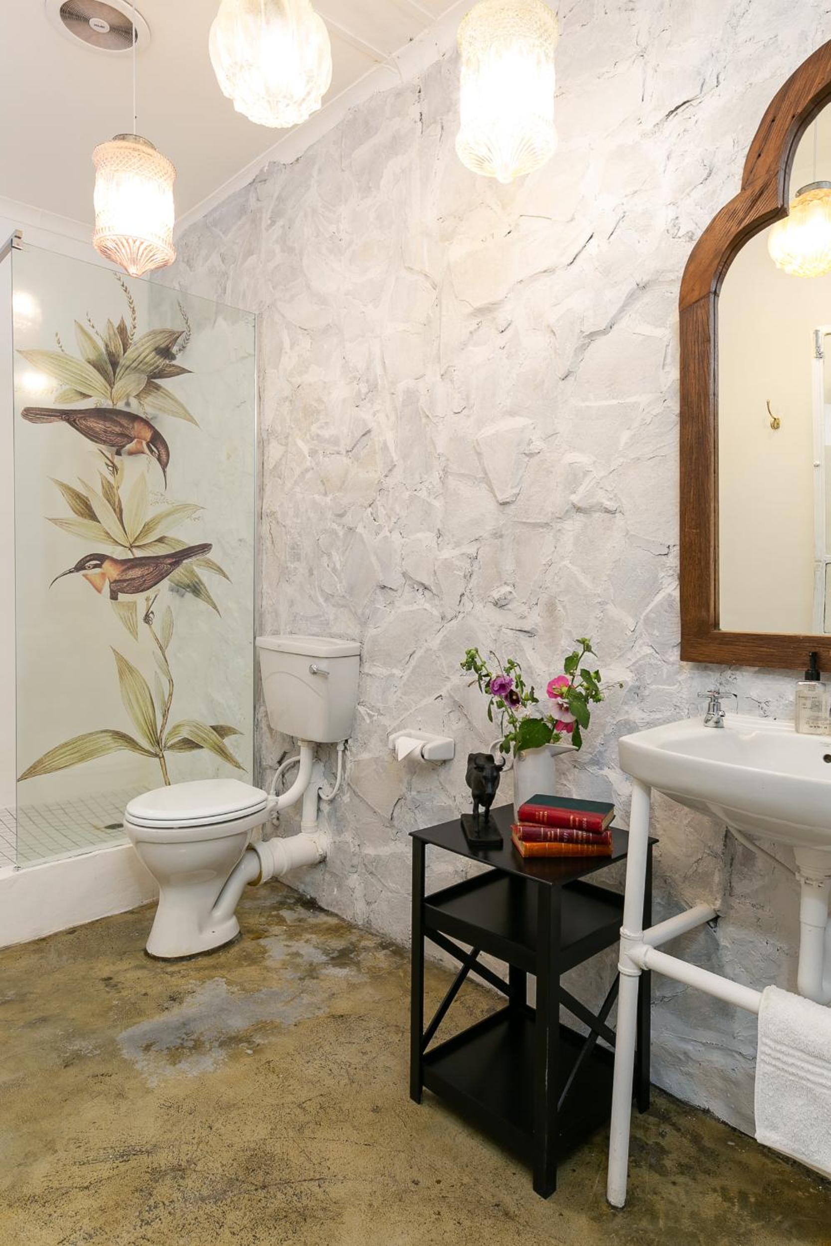 Deluxe King Room - Photo 9