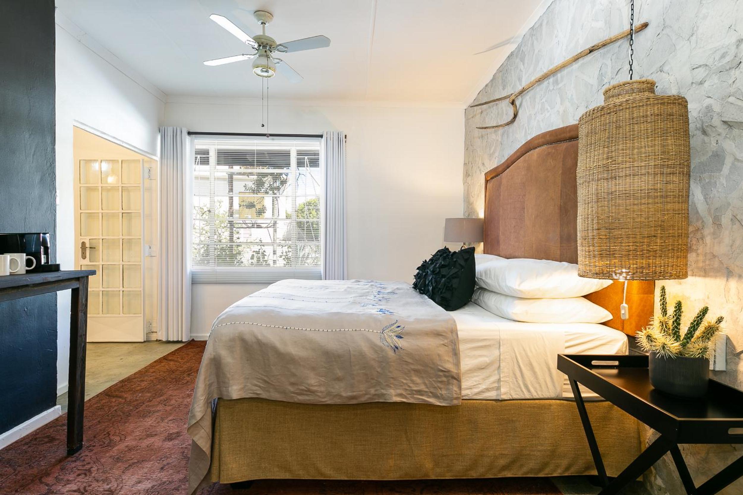 Standard King Room - Photo 11
