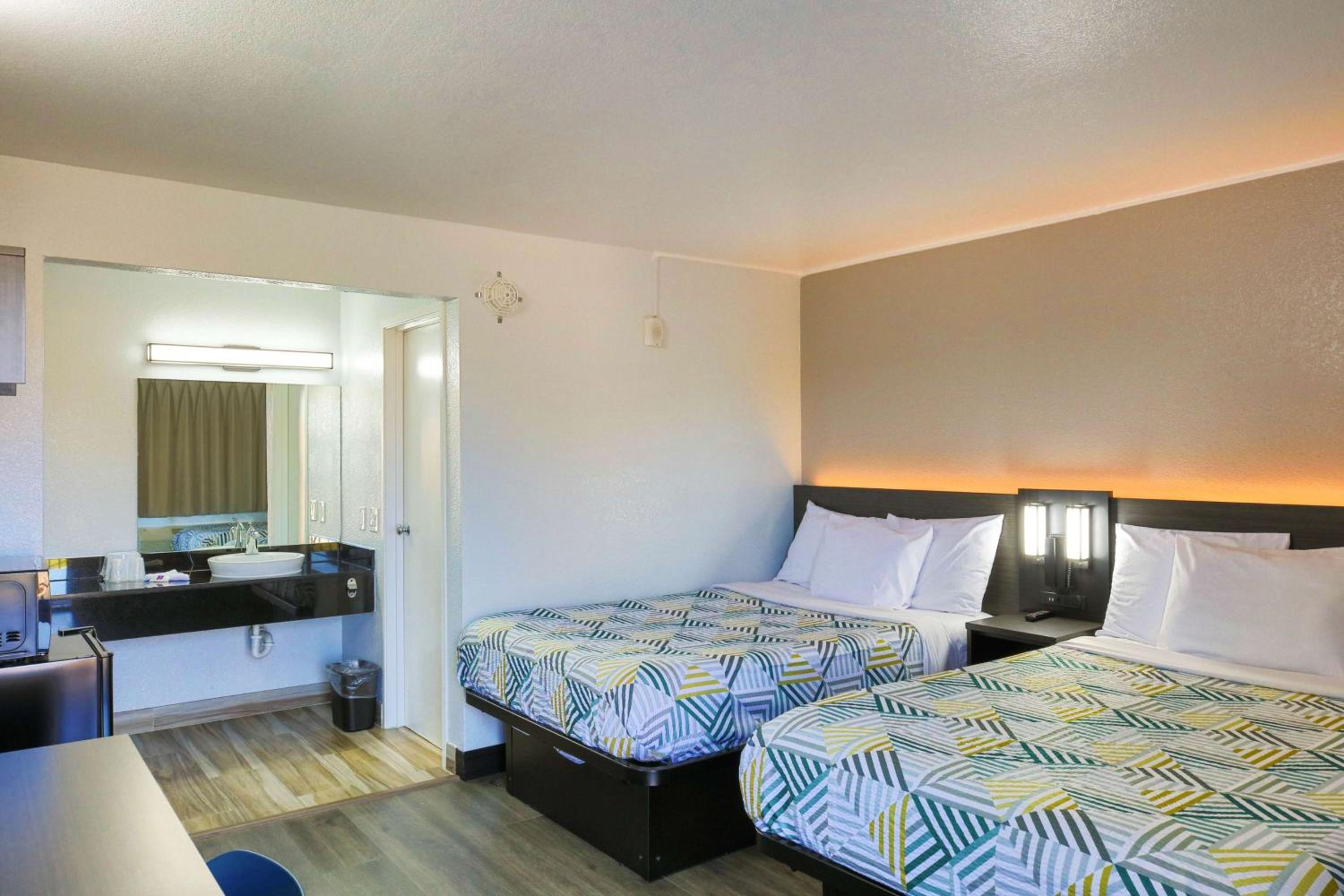 Queen Room with Two Queen Beds - Disability Access - Roll In Shower