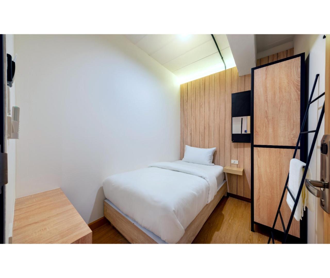 Standard Single Room with Shared Bathroom photo 2