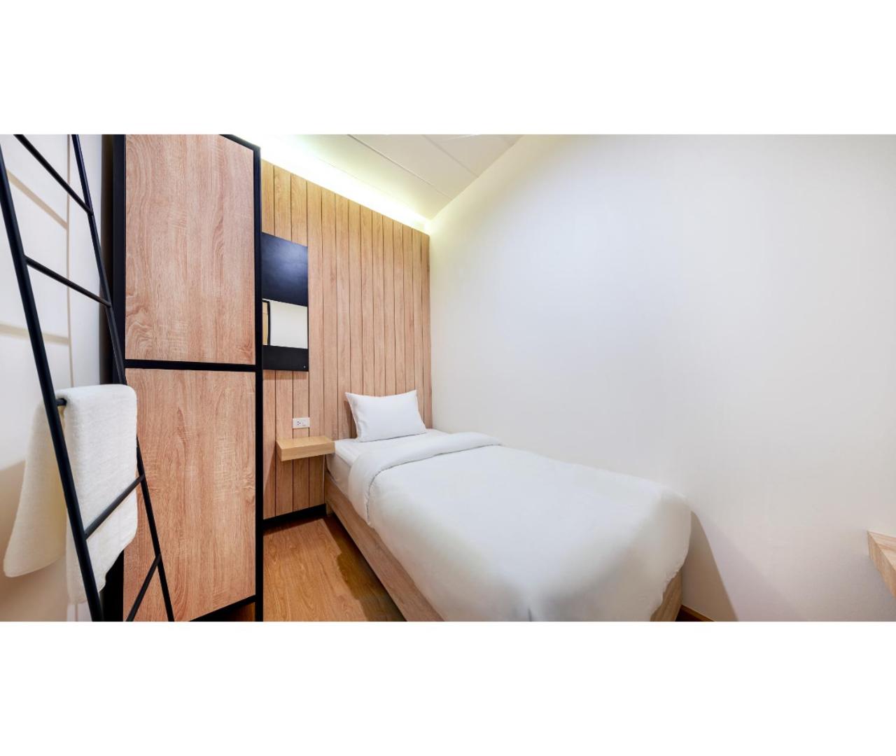 Single Room with Shared Bathroom photo 2