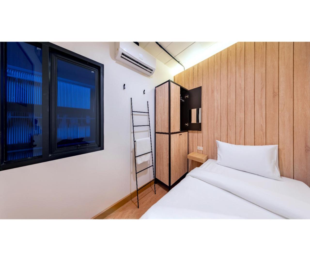 Single Room with Shared Bathroom photo 3