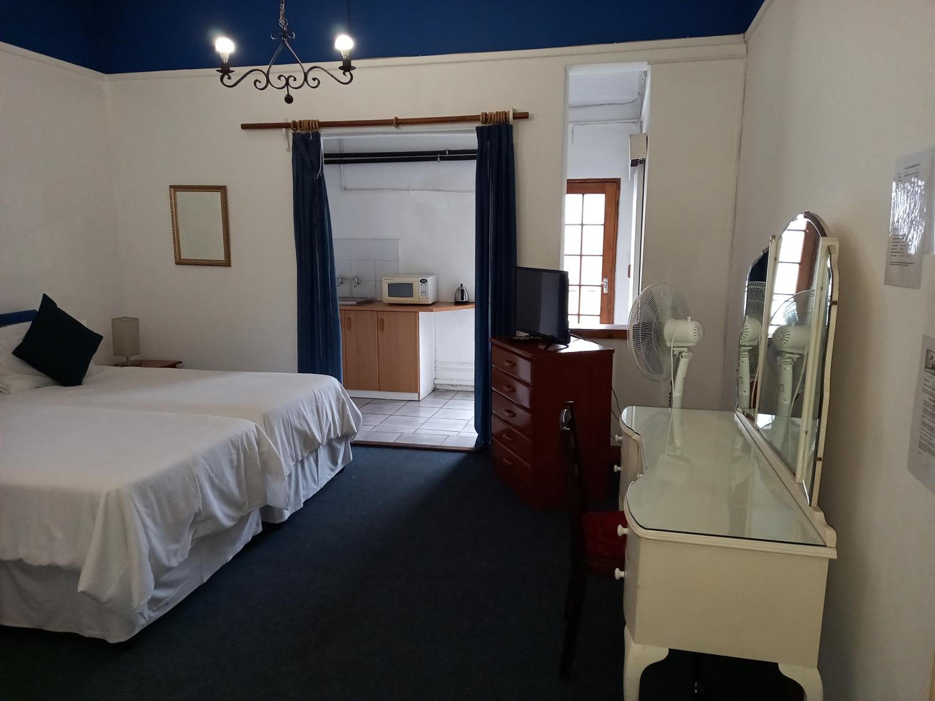 Family Room with Private Bathroom - Photo 4