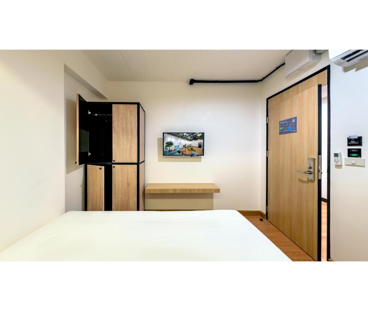Deluxe King Room with Shared Bathroom photo 3