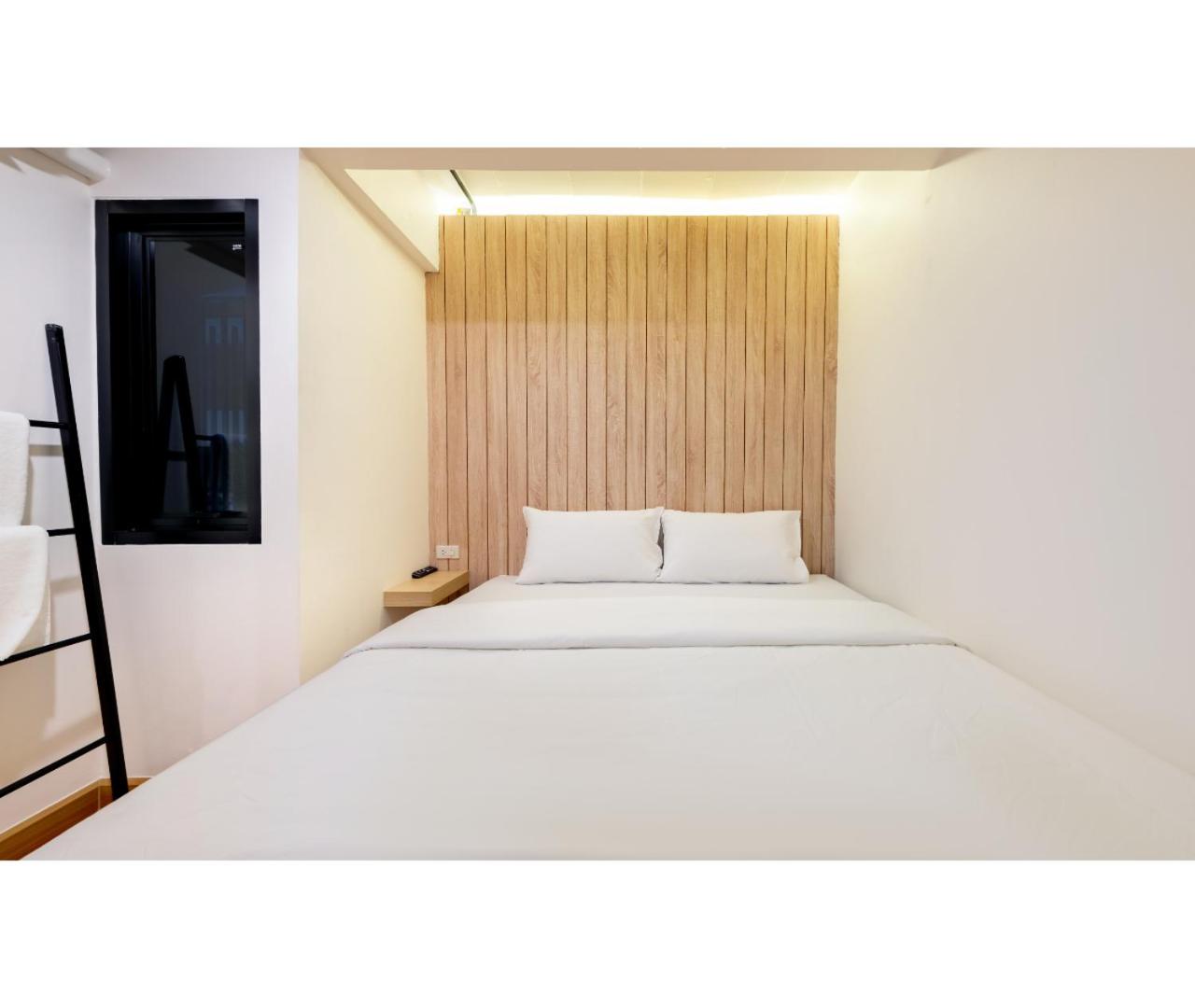Deluxe King Room with Shared Bathroom photo 3