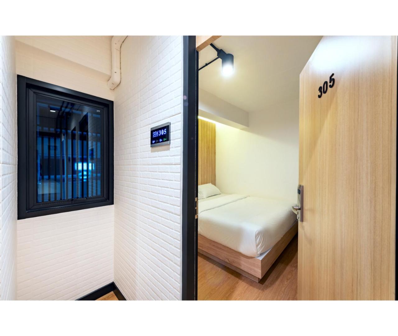 Deluxe King Room with Shared Bathroom photo 2