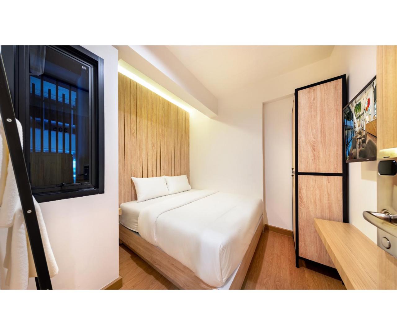 Deluxe King Room with Shared Bathroom photo 1