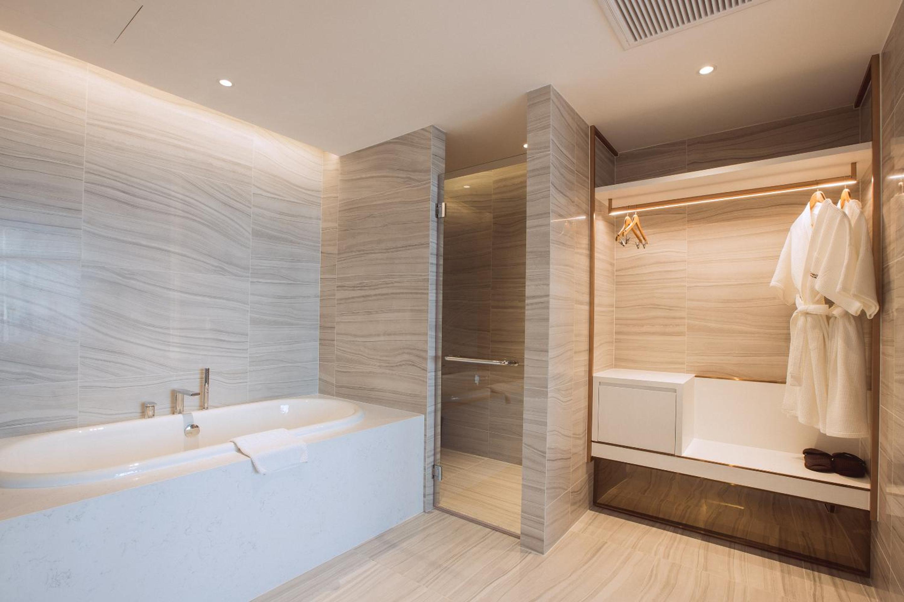 Executive Suite - Photo 3