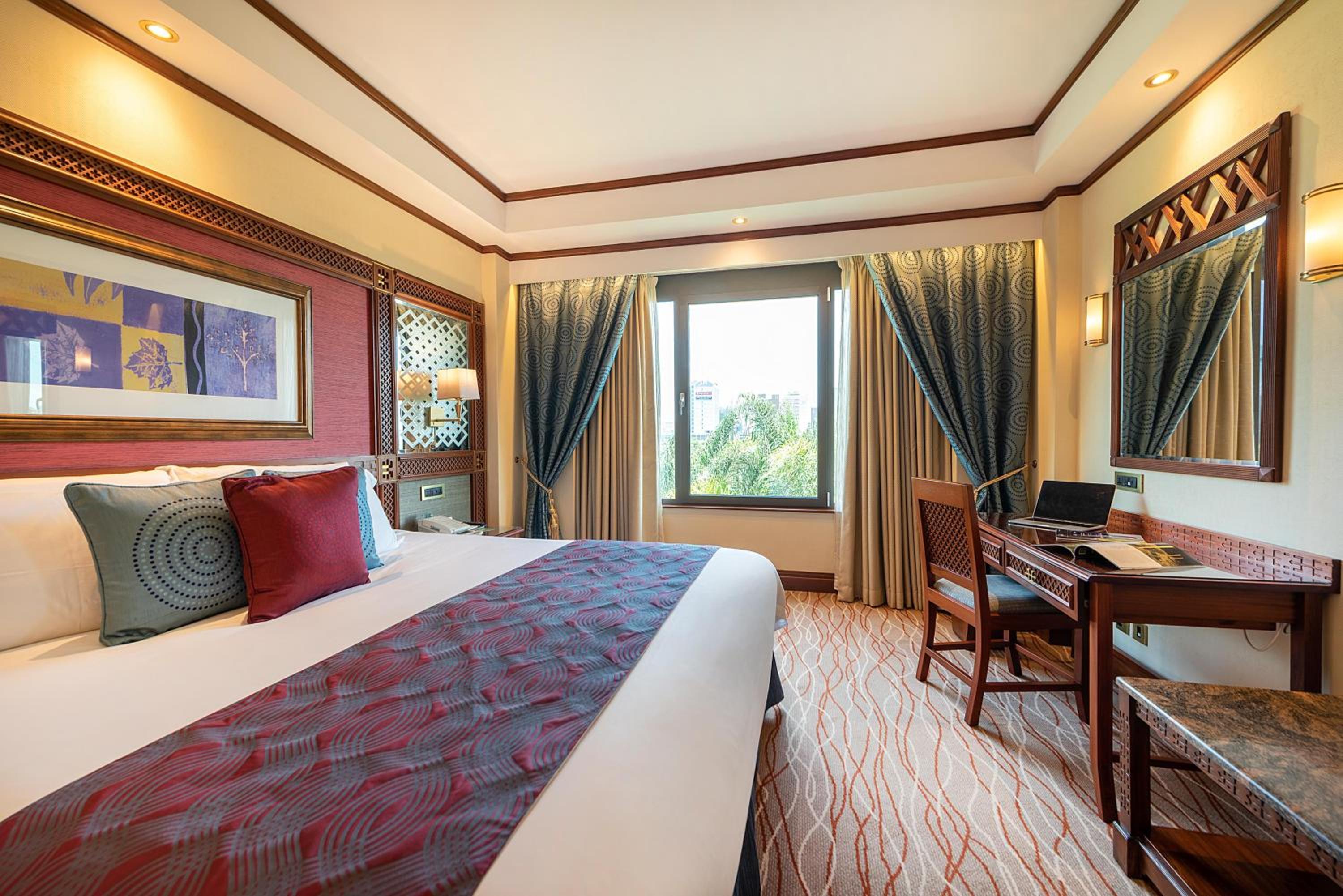 Executive Suite - Photo 4