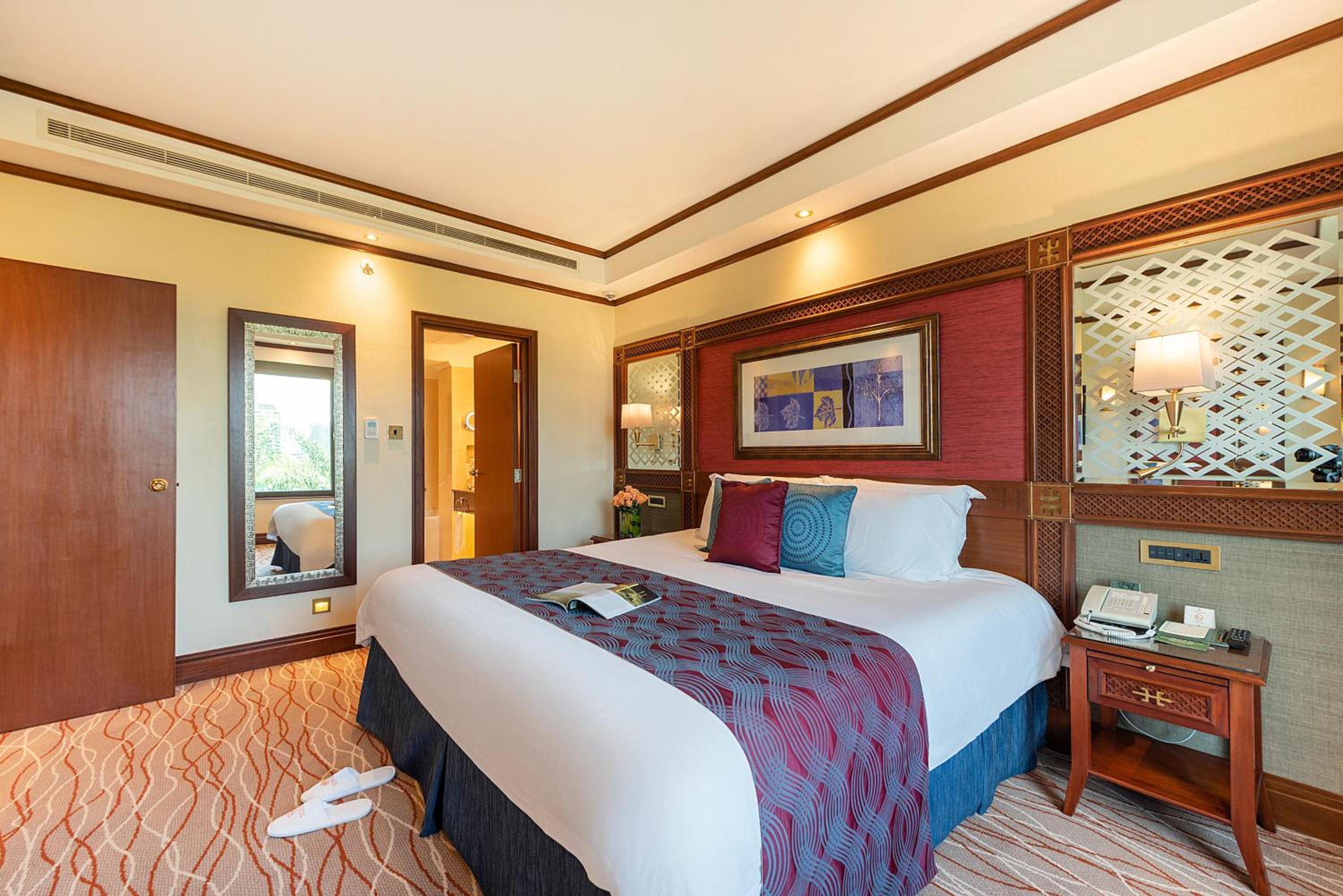 Executive Suite - Photo 9