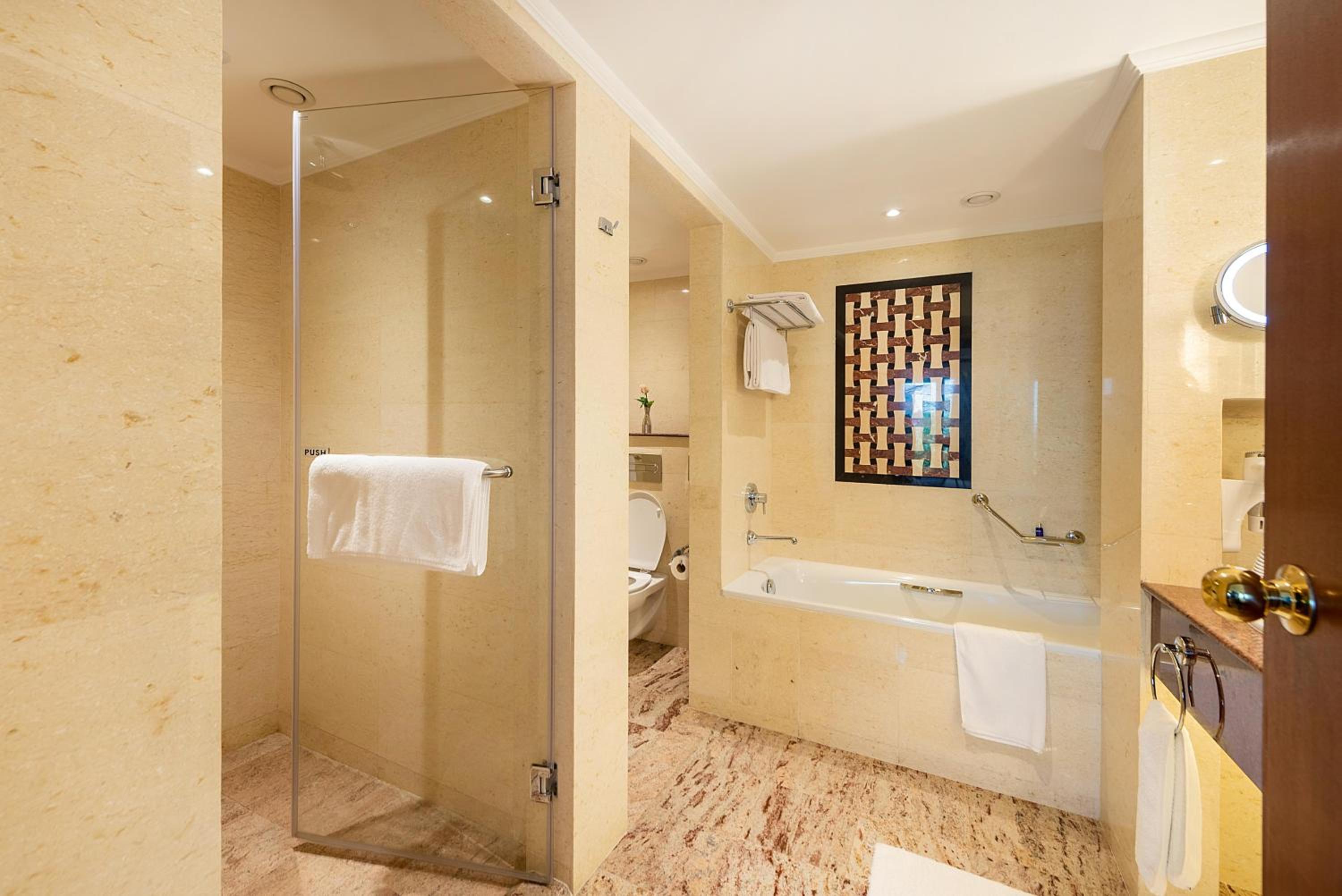 Executive Suite - Photo 7