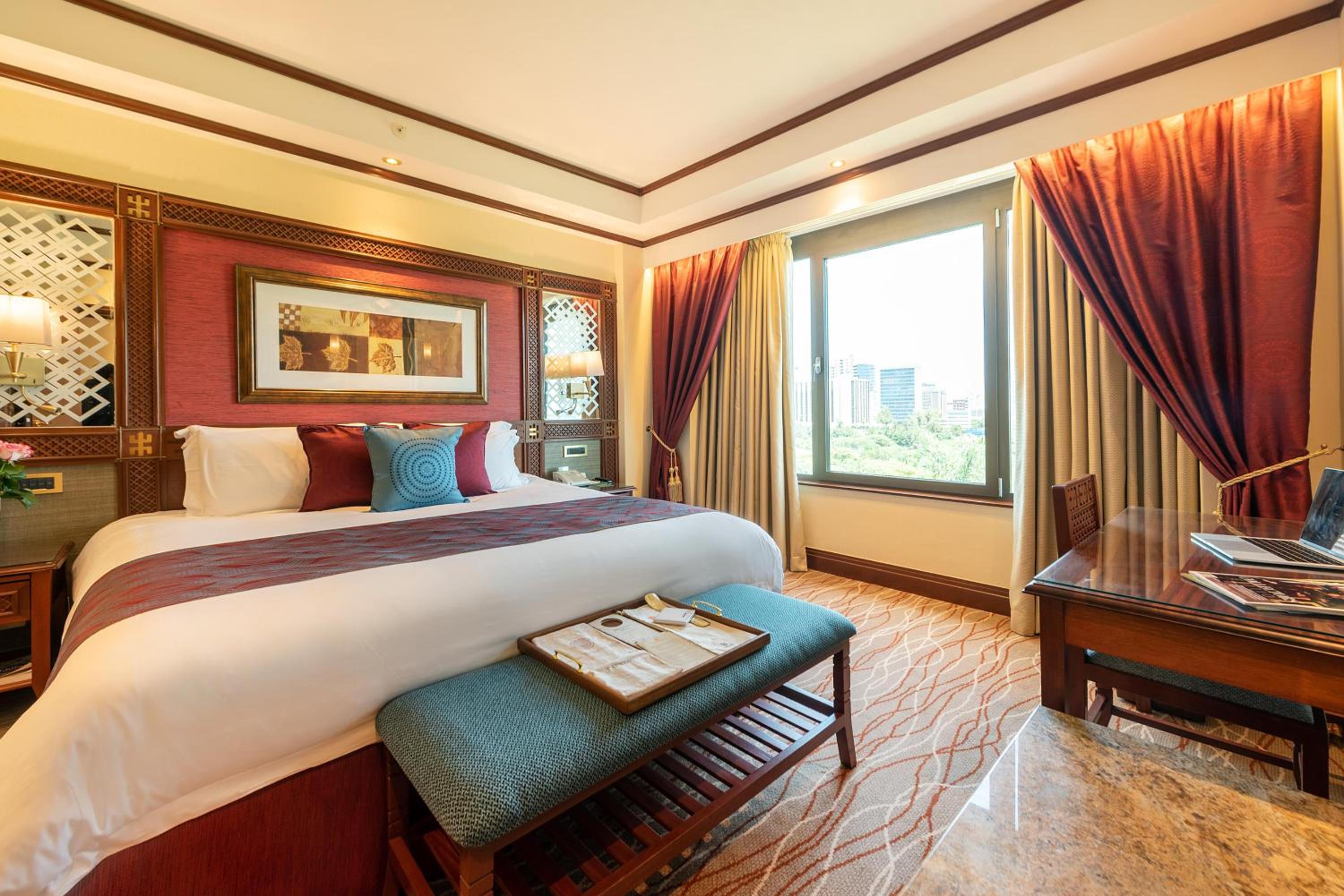 Executive Suite - Photo 2