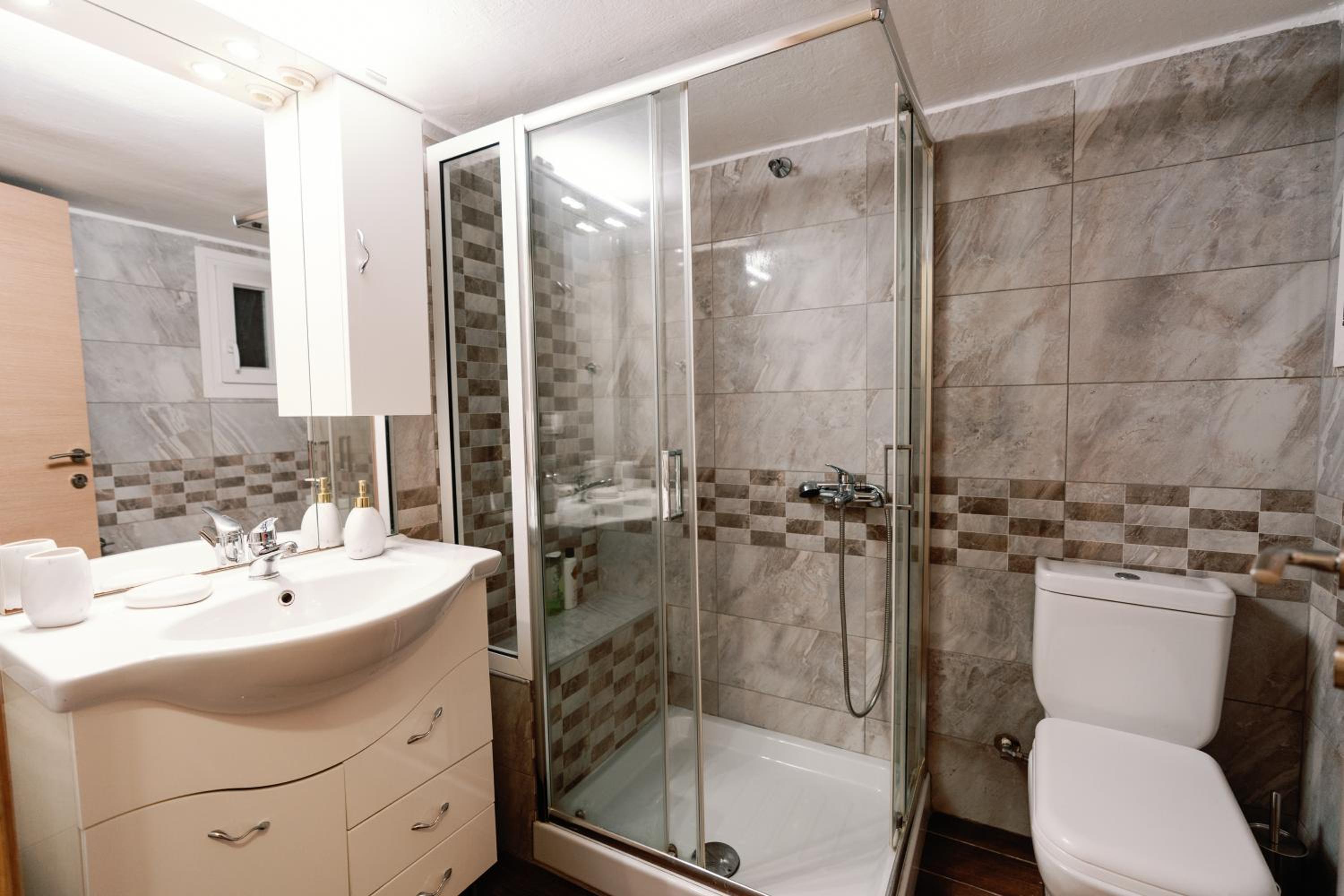 One-Bedroom Apartment - Photo 15