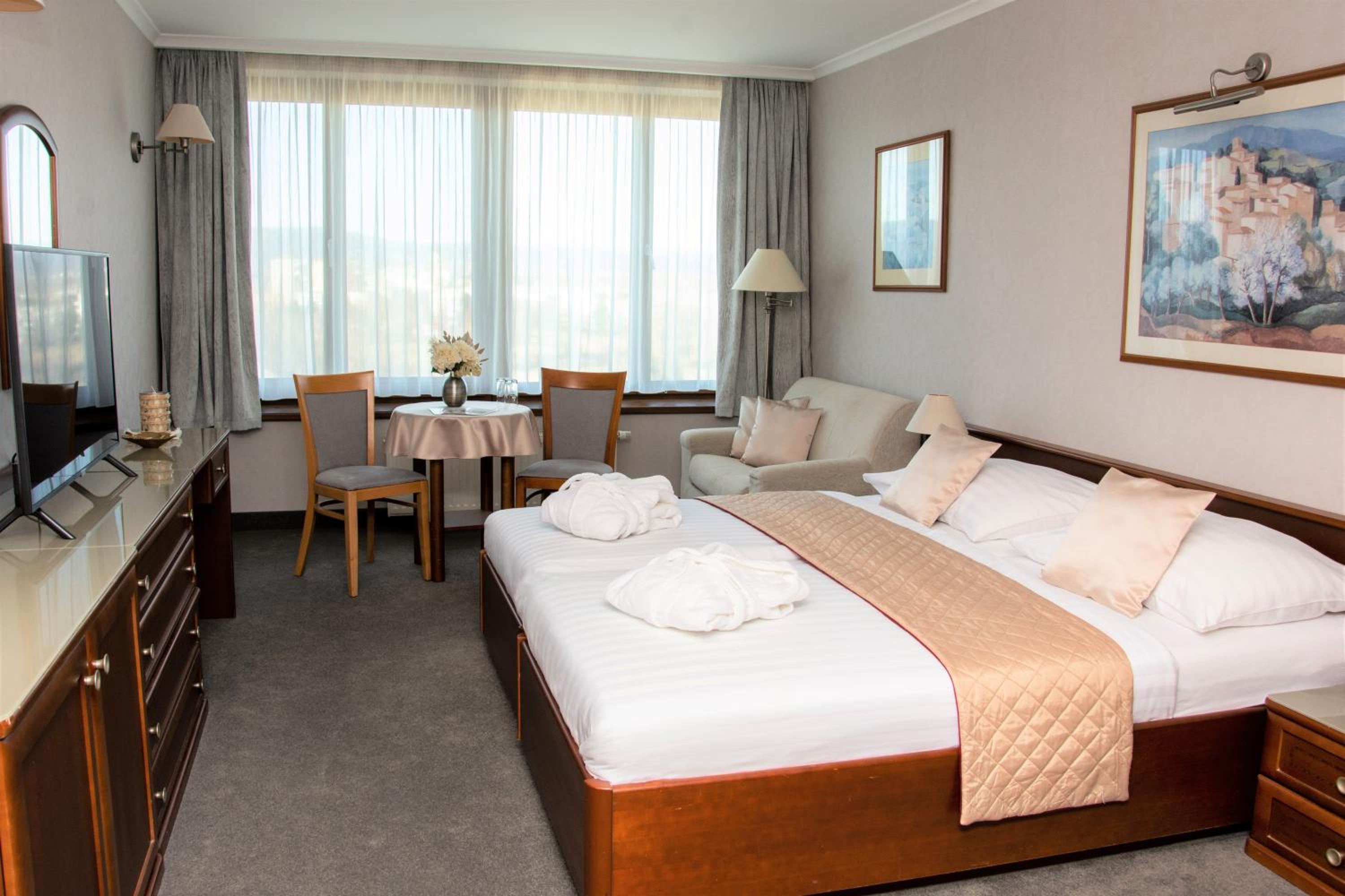 Deluxe Double or Twin Room with Balcony - Photo 2