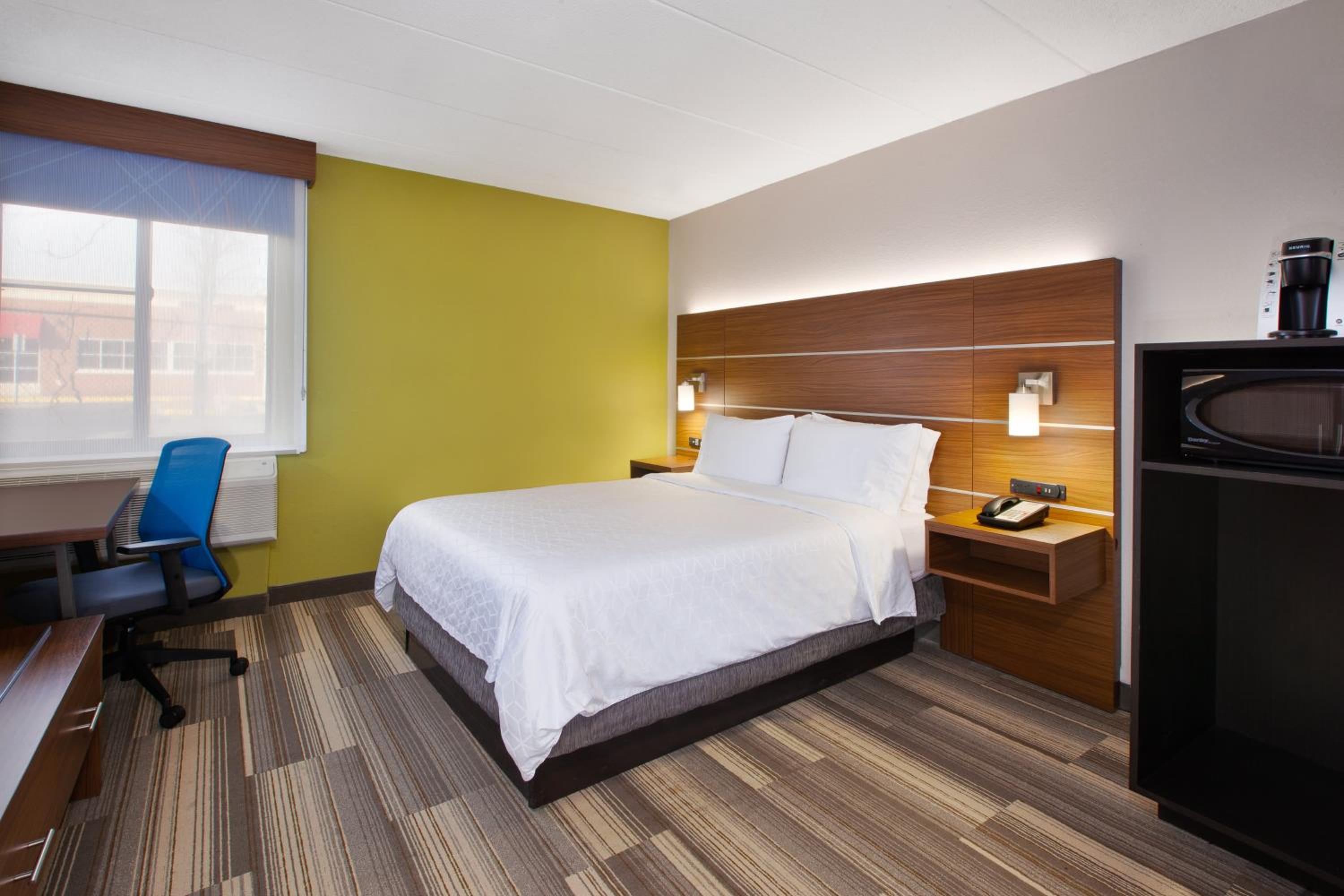 Standard King Room with Mobility Accessible Tub - Photo 1