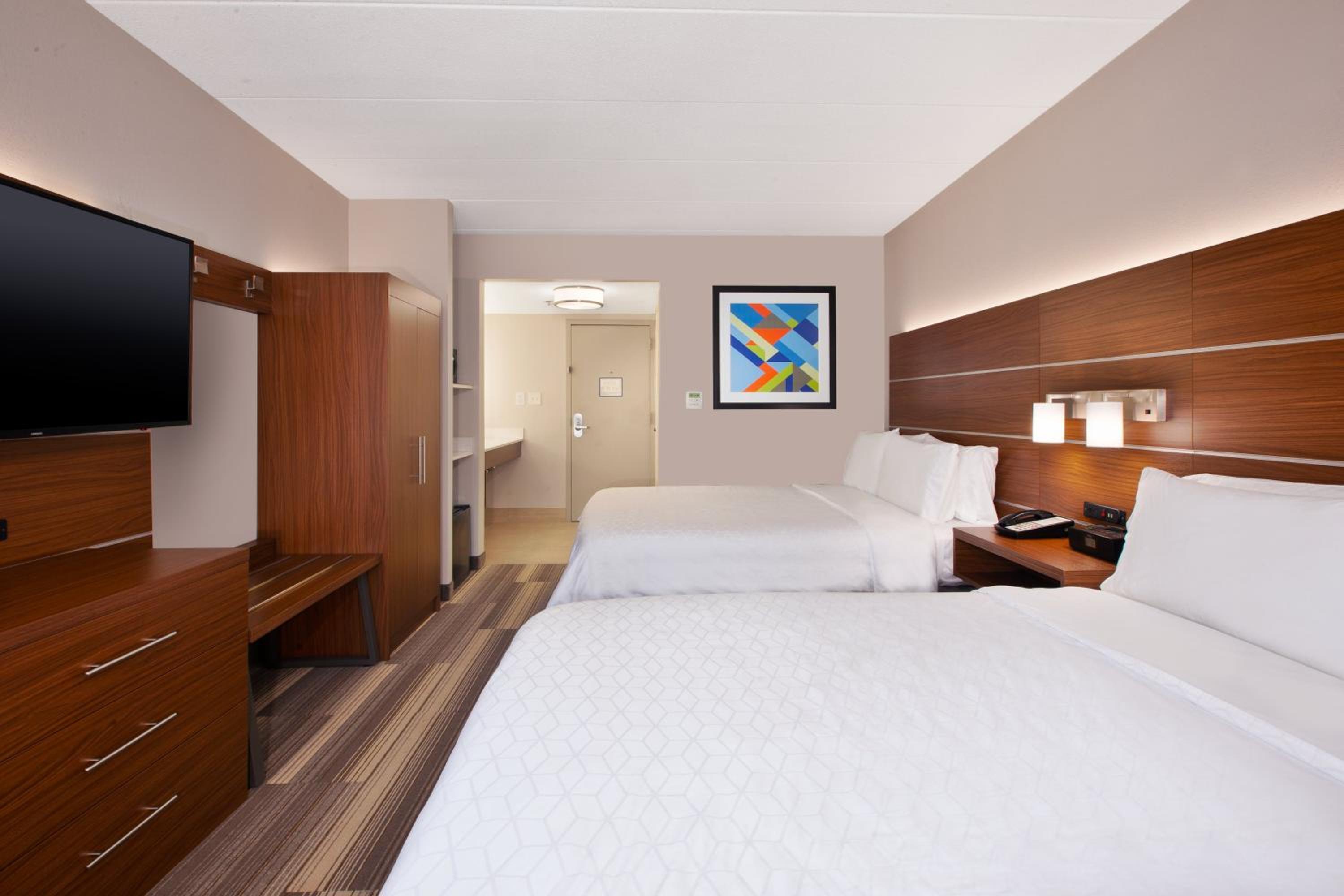 Standard Room with Two Queen Beds - Photo 2