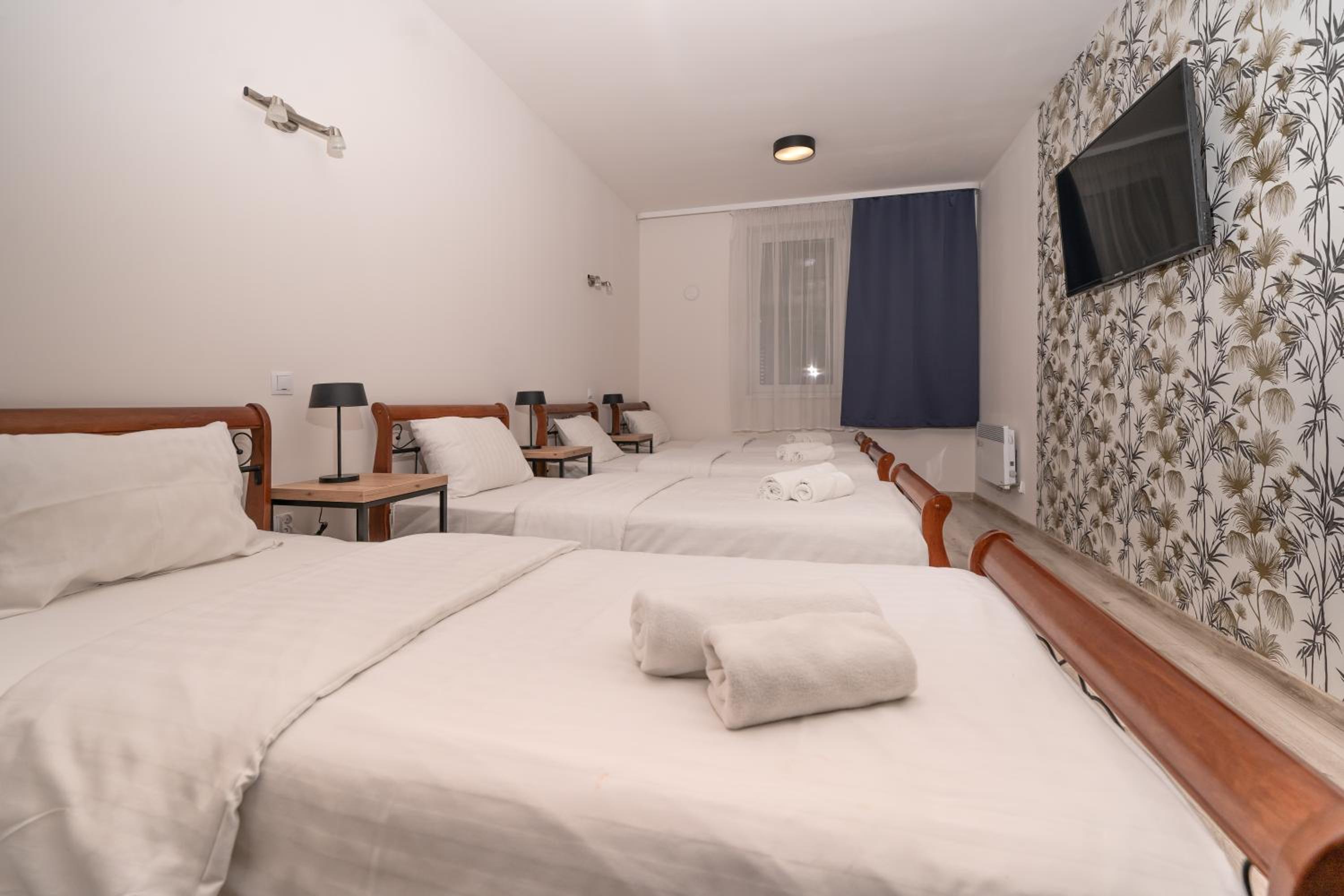 Quadruple Room - Photo 8
